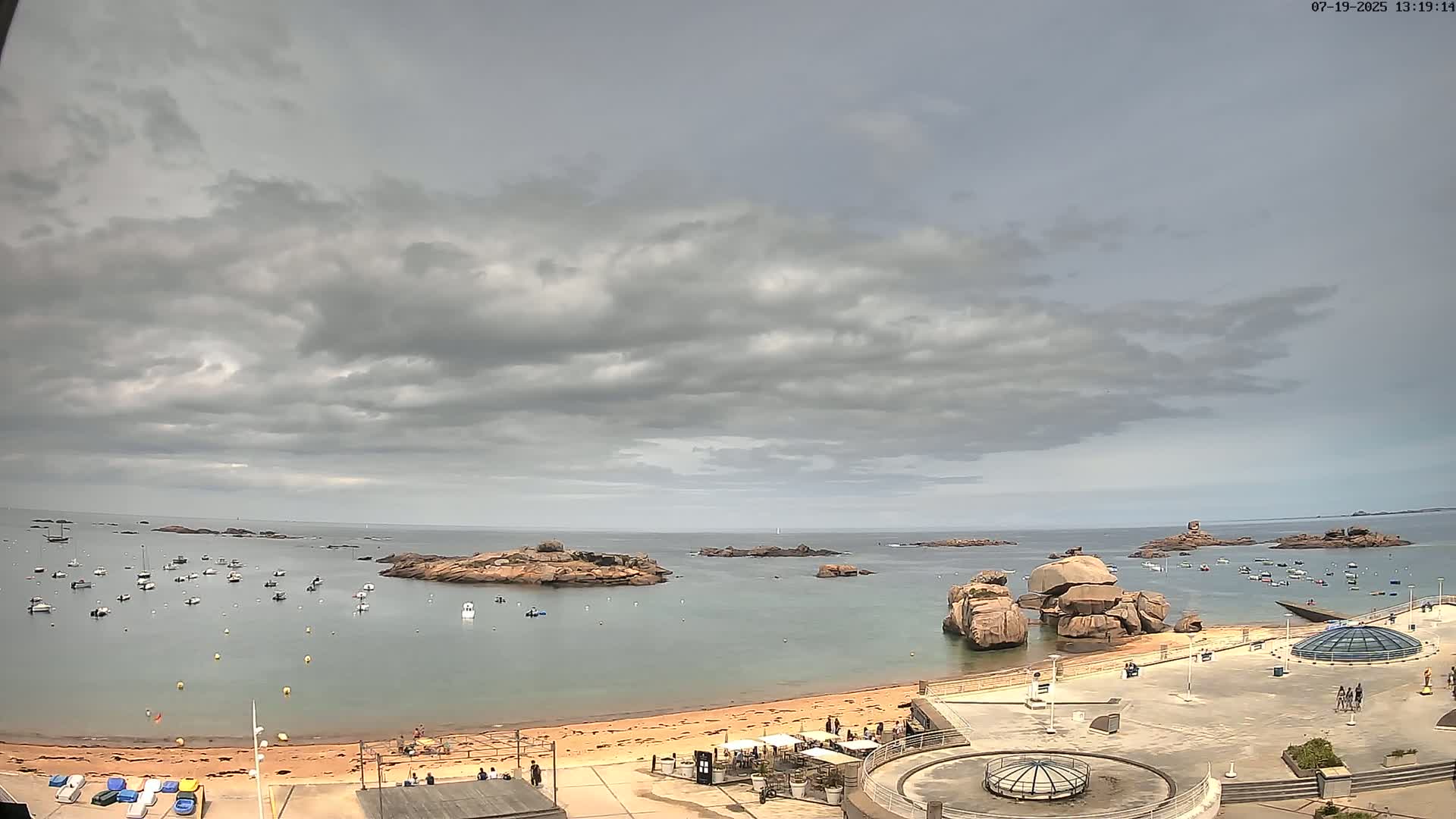 Trégastel, Plage du Coz - Pors Beach Live Cam - Lannion, Côtes-d'Armor, Bretagne, France