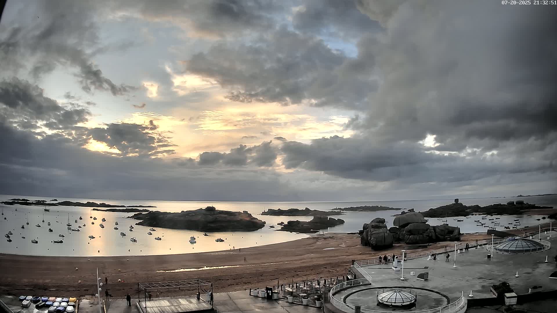 Trégastel, Plage du Coz - Pors Beach Live Cam - Lannion, Côtes-d'Armor, Bretagne, France