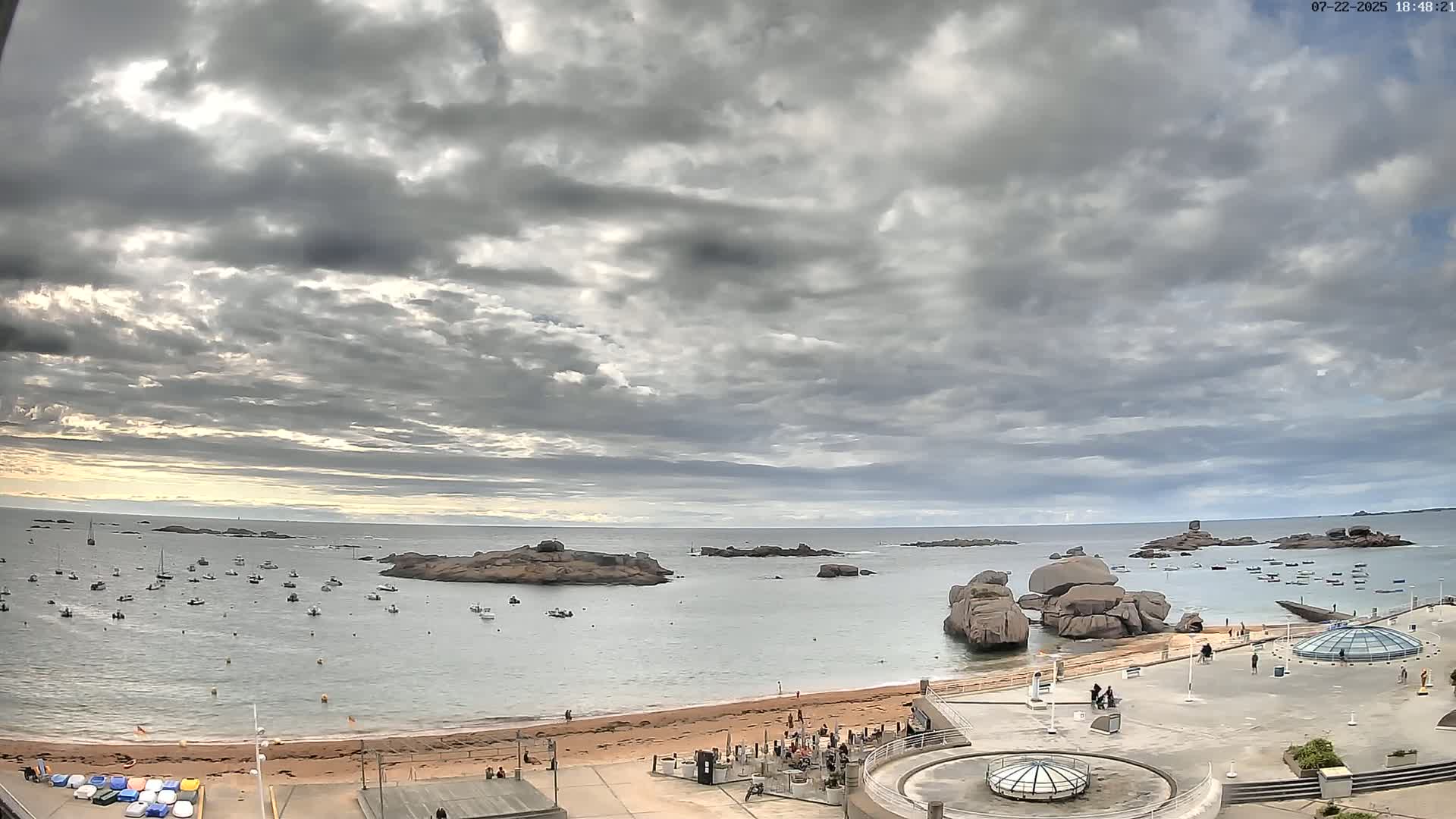 Trégastel, Plage du Coz - Pors Beach Live Cam - Lannion, Côtes-d'Armor, Bretagne, France