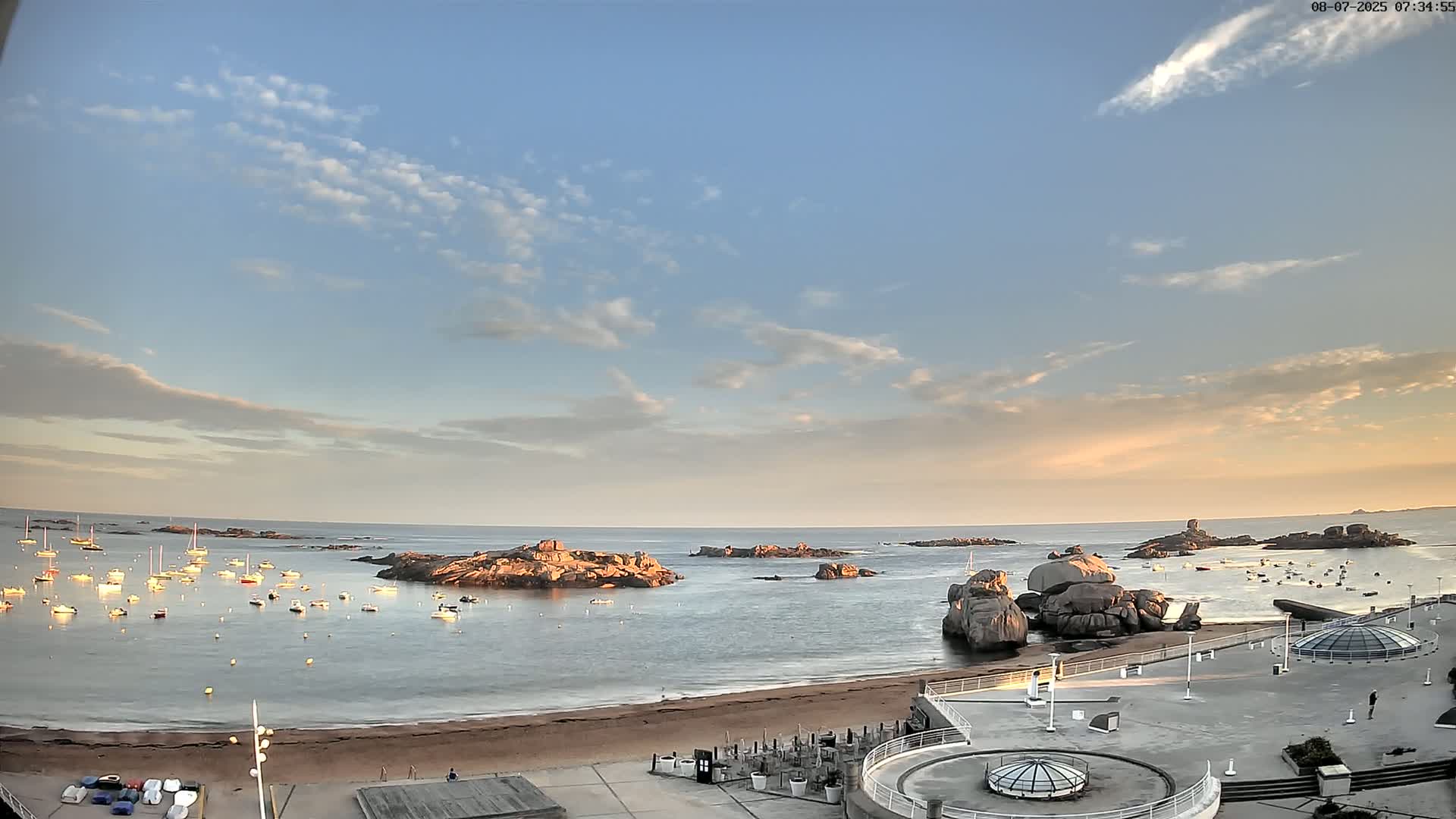 Trégastel, Plage du Coz - Pors Beach Live Cam - Lannion, Côtes-d'Armor, Bretagne, France
