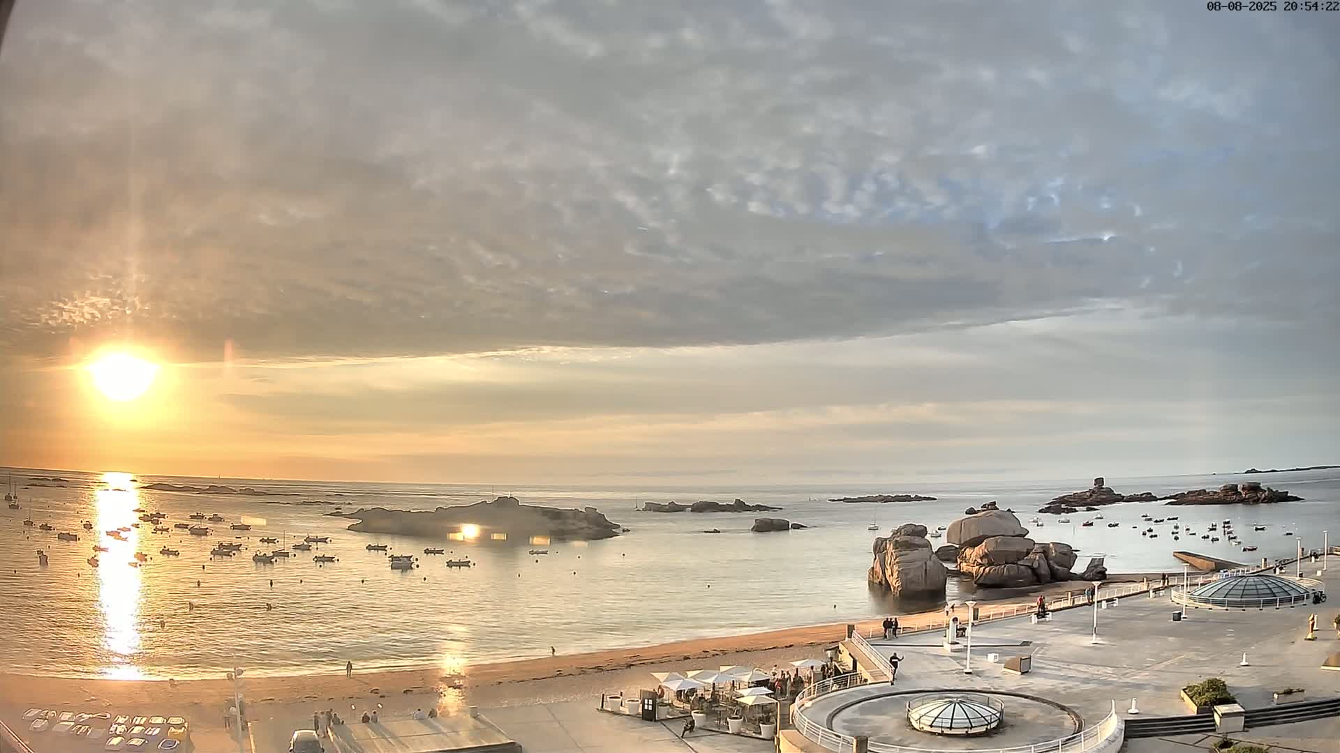 Trégastel, Plage du Coz - Pors Beach Live Cam - Lannion, Côtes-d'Armor, Bretagne, France