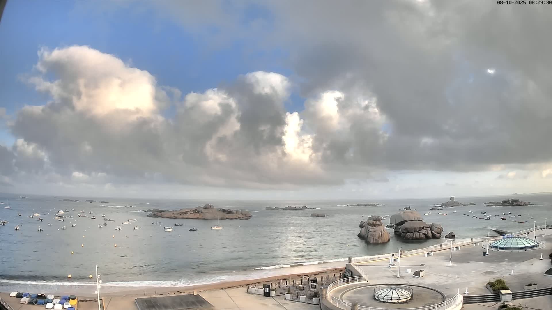 Trégastel, Plage du Coz - Pors Beach Live Cam - Lannion, Côtes-d'Armor, Bretagne, France