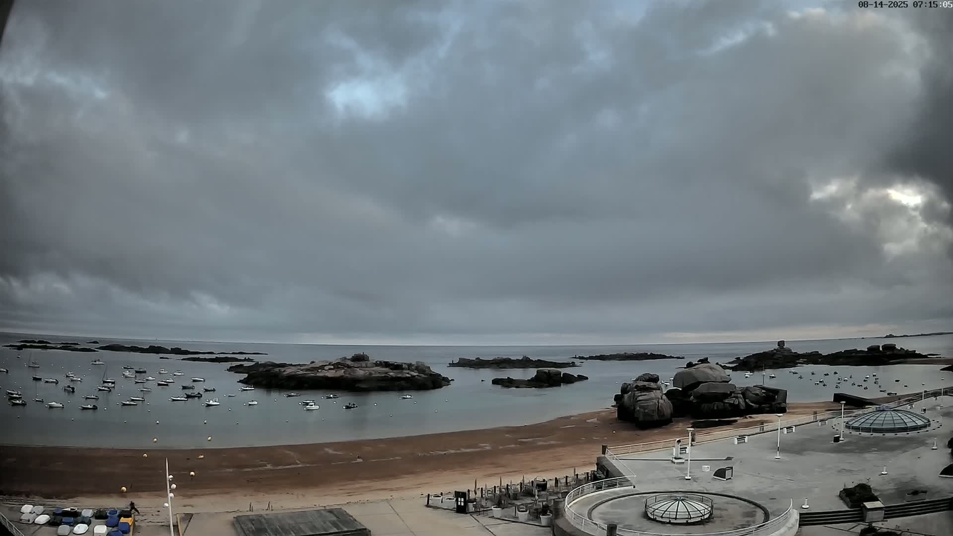 Trégastel, Plage du Coz - Pors Beach Live Cam - Lannion, Côtes-d'Armor, Bretagne, France