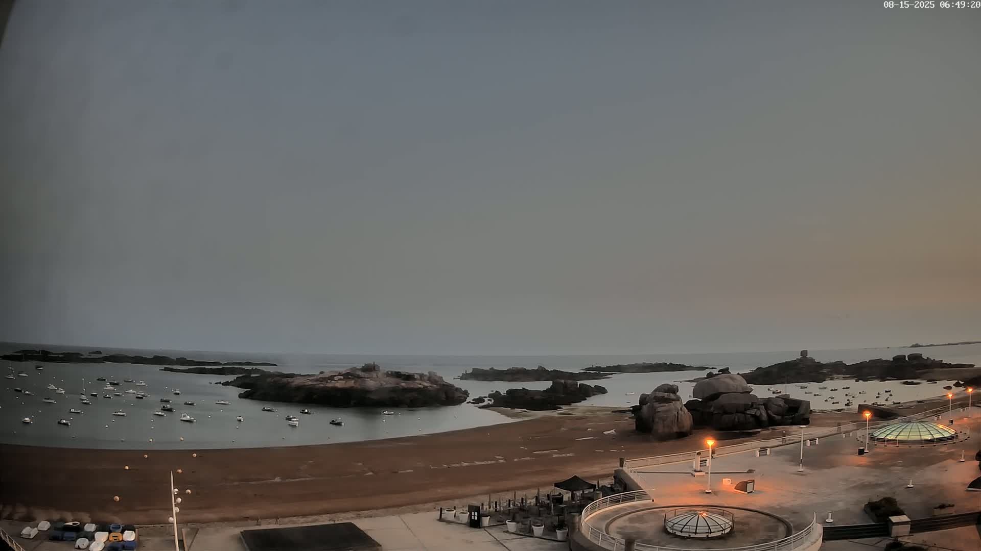 Trégastel, Plage du Coz - Pors Beach Live Cam - Lannion, Côtes-d'Armor, Bretagne, France