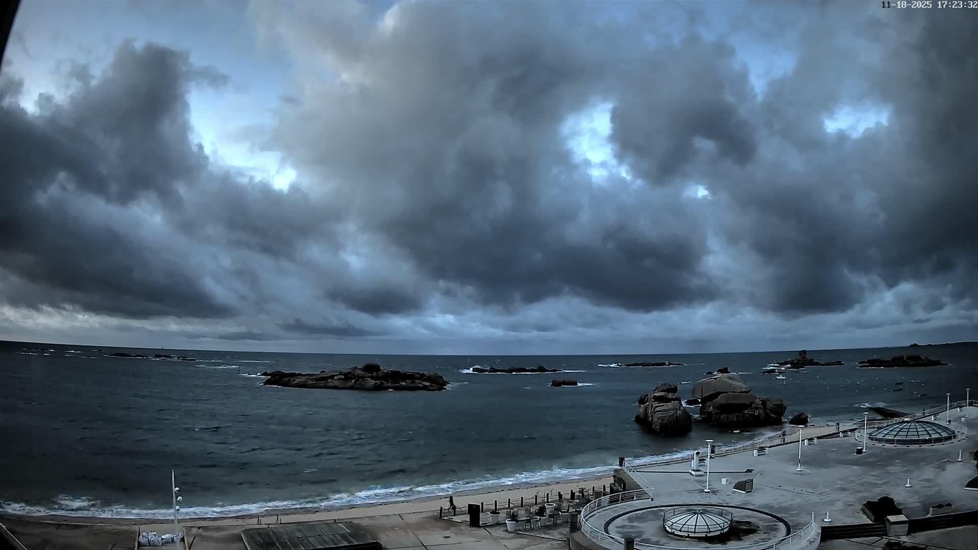 Trégastel, Plage du Coz - Pors Beach Live Cam - Lannion, Côtes-d'Armor, Bretagne, France