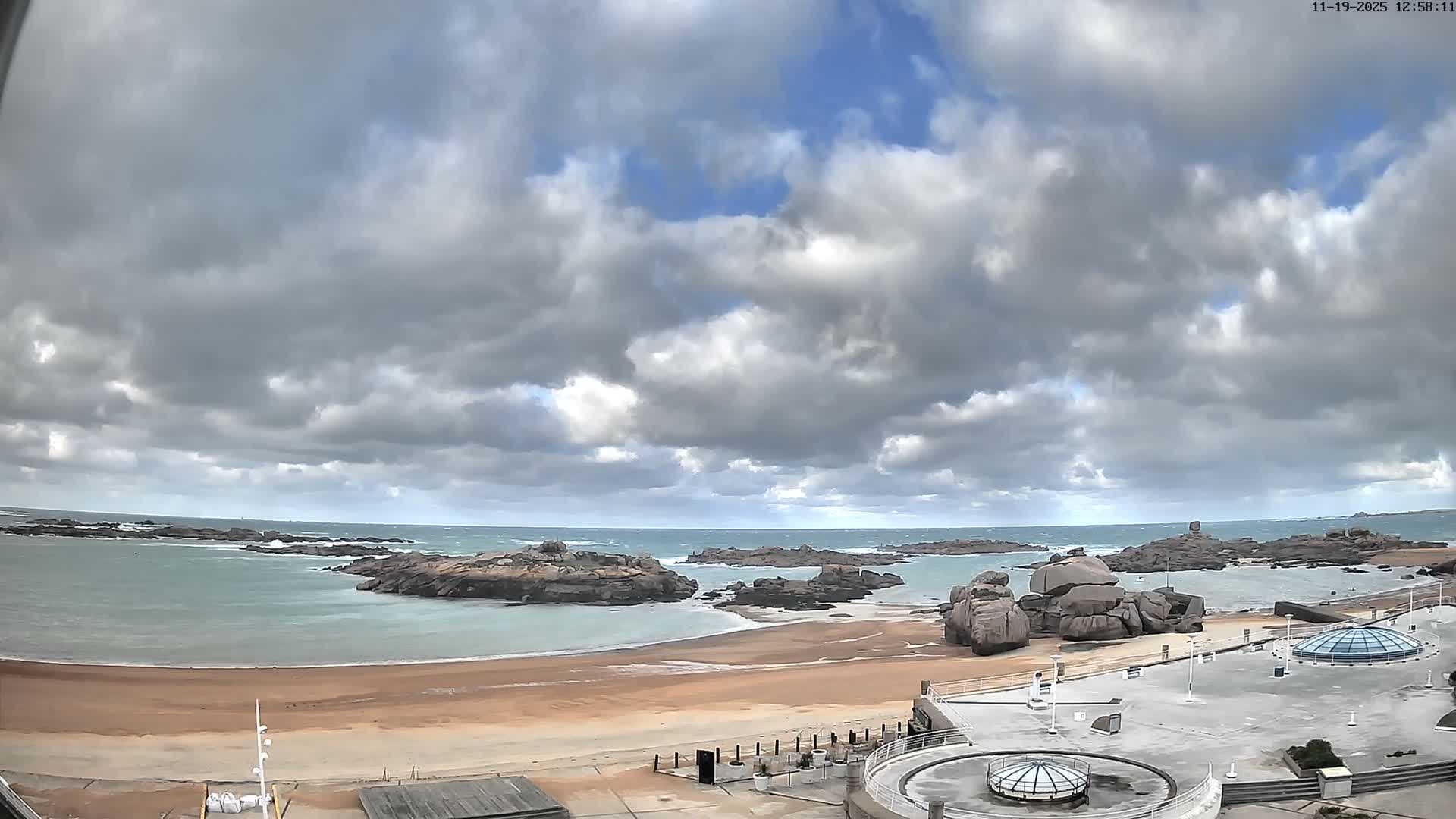 Trégastel, Plage du Coz - Pors Beach Live Cam - Lannion, Côtes-d'Armor, Bretagne, France