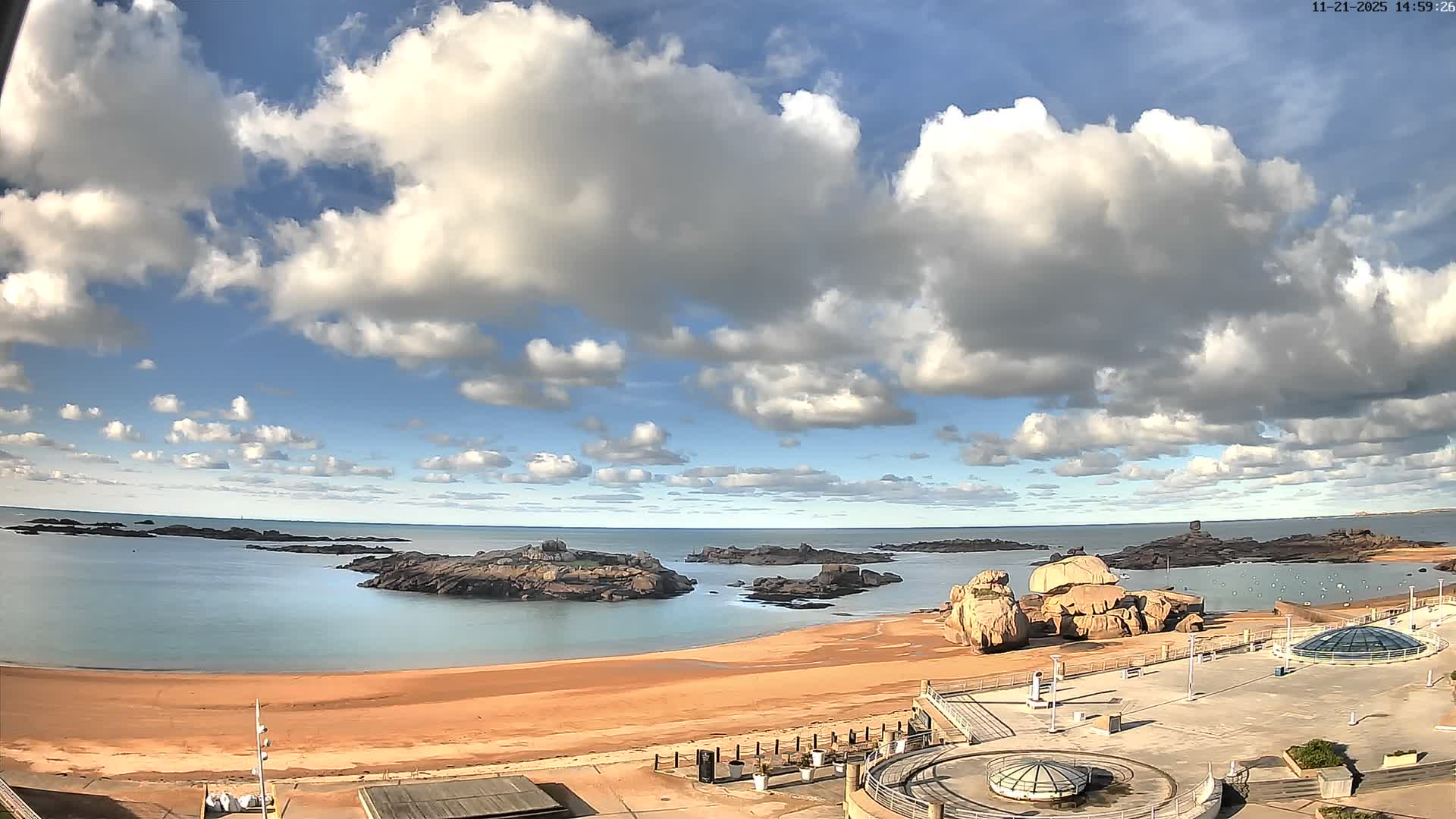 Trégastel, Plage du Coz - Pors Beach Live Cam - Lannion, Côtes-d'Armor, Bretagne, France