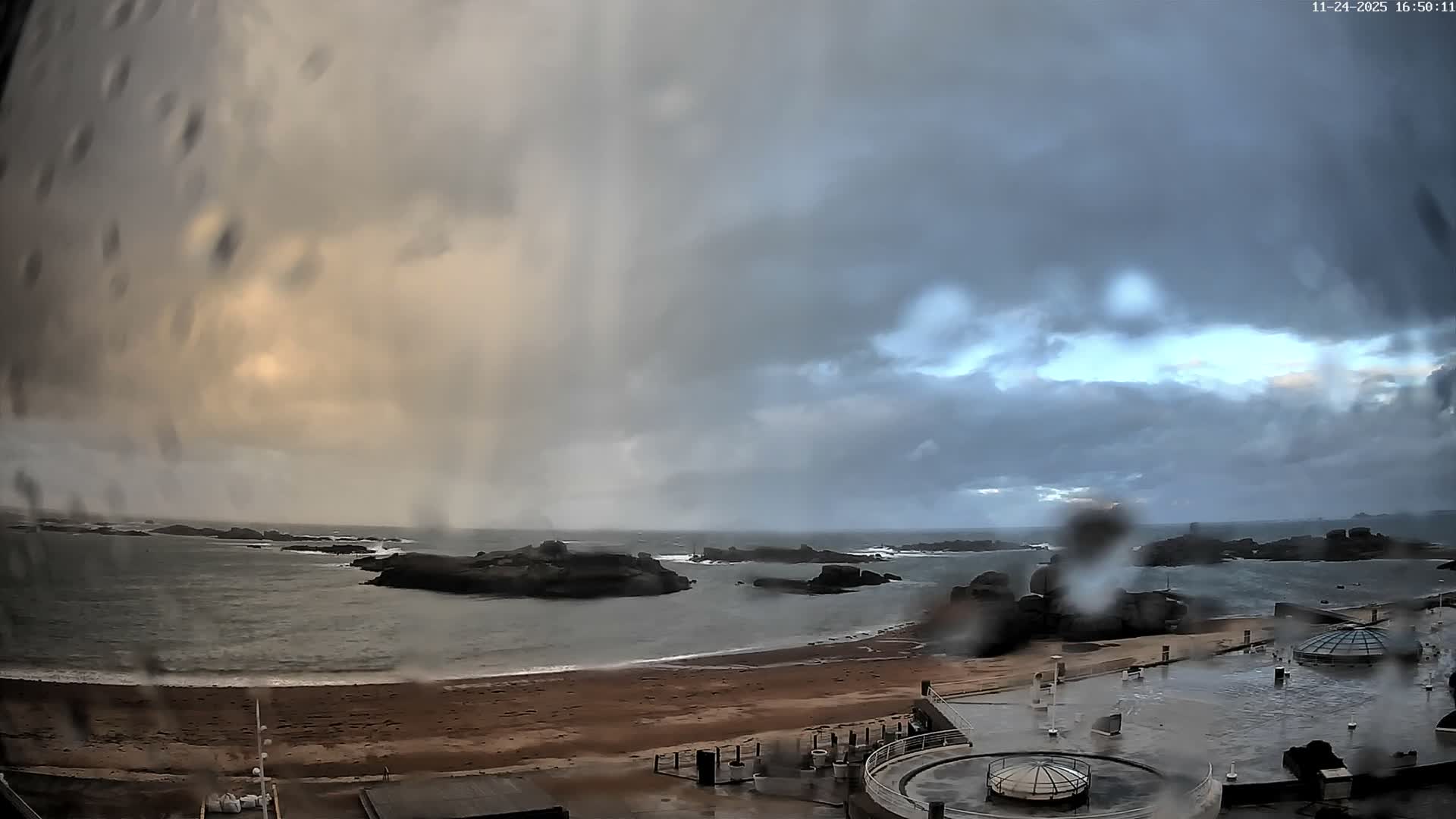 Trégastel, Plage du Coz - Pors Beach Live Cam - Lannion, Côtes-d'Armor, Bretagne, France