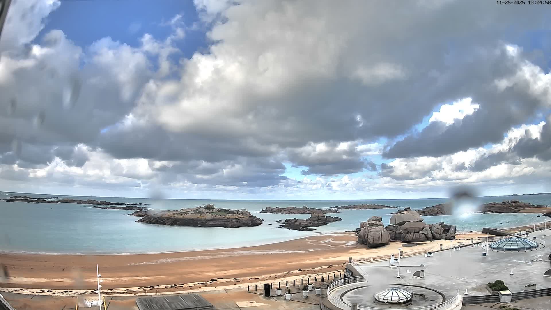 Trégastel, Plage du Coz - Pors Beach Live Cam - Lannion, Côtes-d'Armor, Bretagne, France