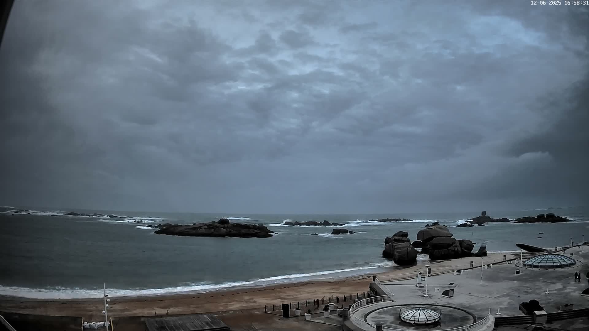 Trégastel, Plage du Coz - Pors Beach Live Cam - Lannion, Côtes-d'Armor, Bretagne, France