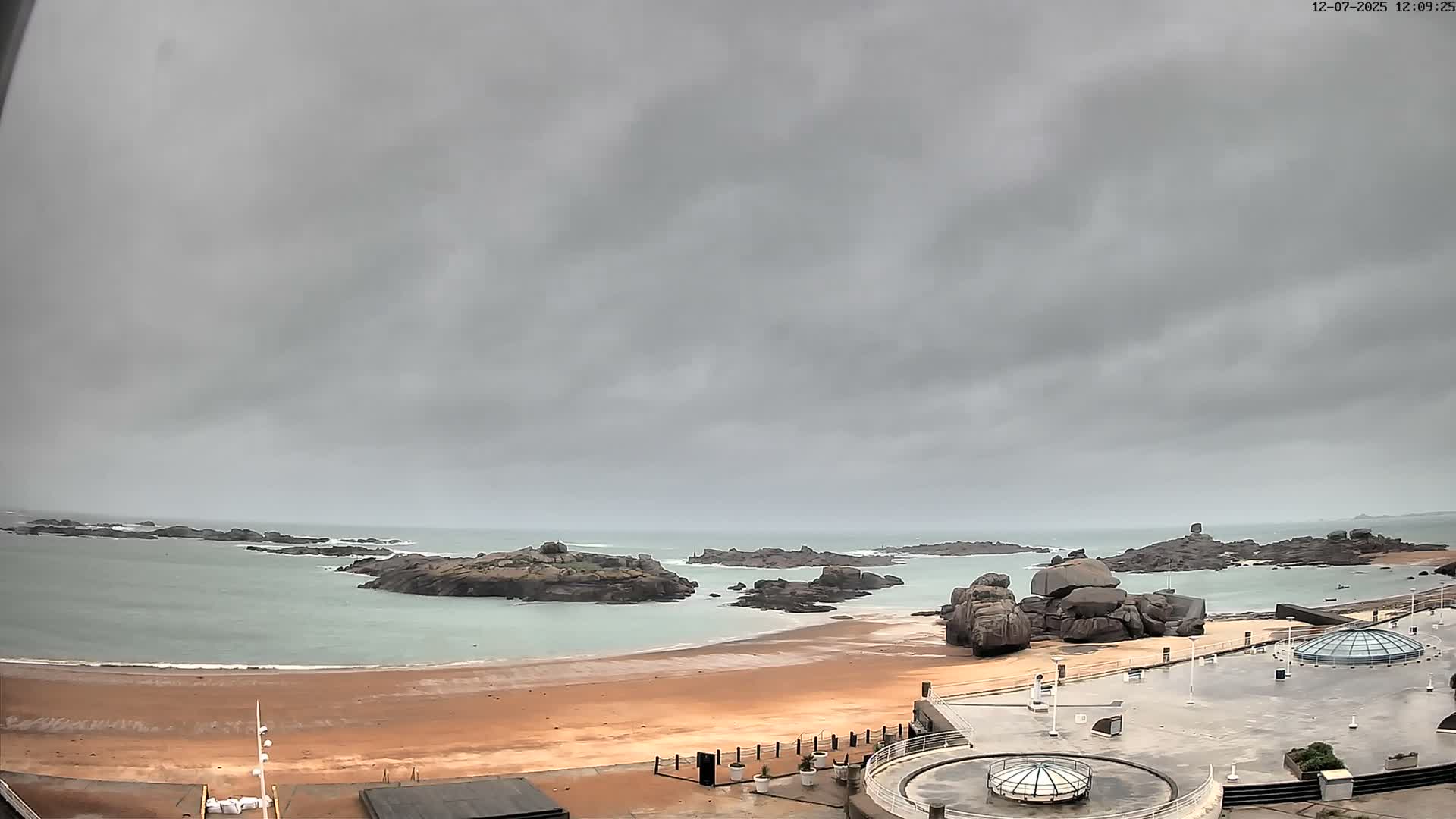Trégastel, Plage du Coz - Pors Beach Live Cam - Lannion, Côtes-d'Armor, Bretagne, France