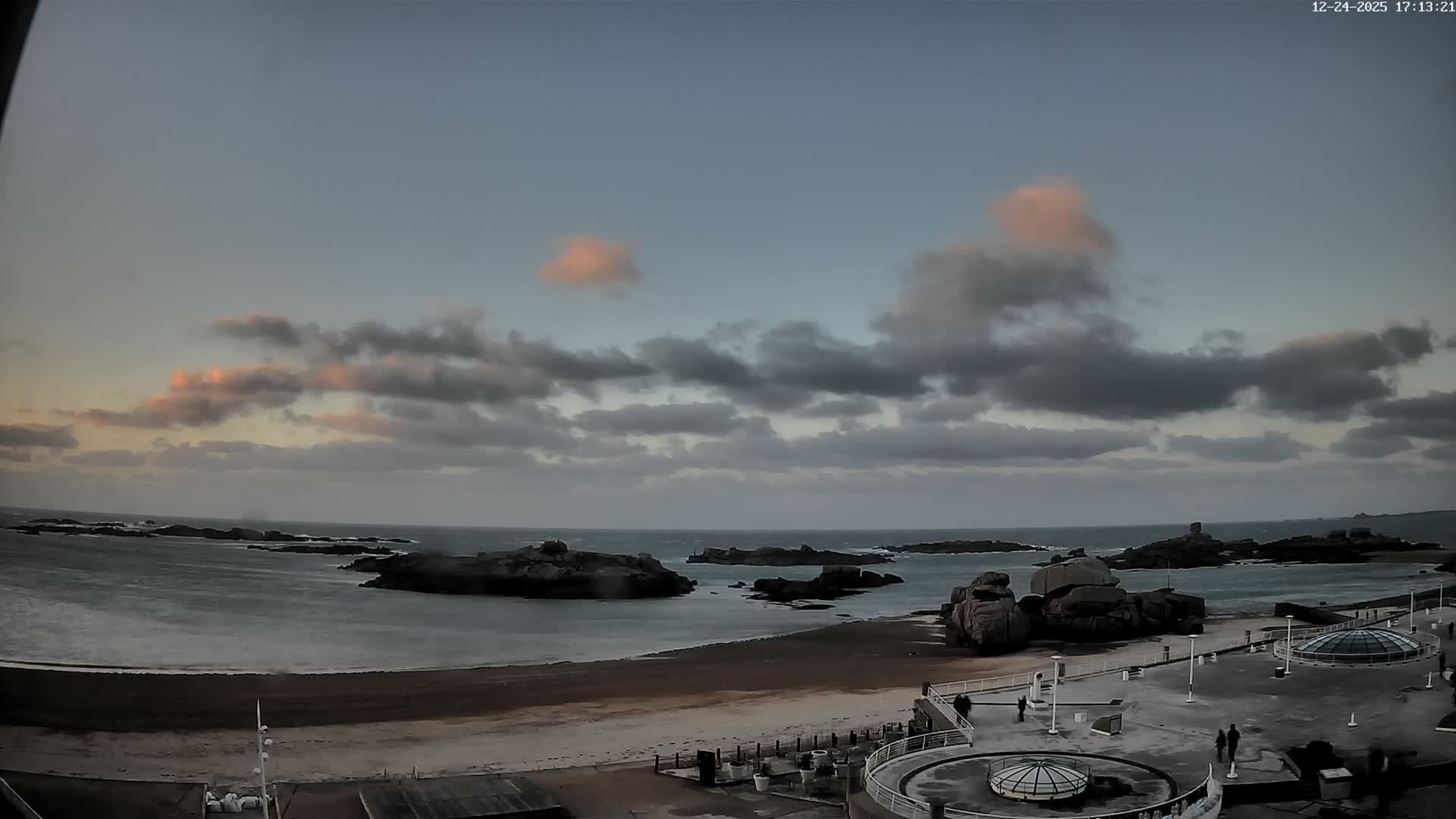 Trégastel, Plage du Coz - Pors Beach Live Cam - Lannion, Côtes-d'Armor, Bretagne, France