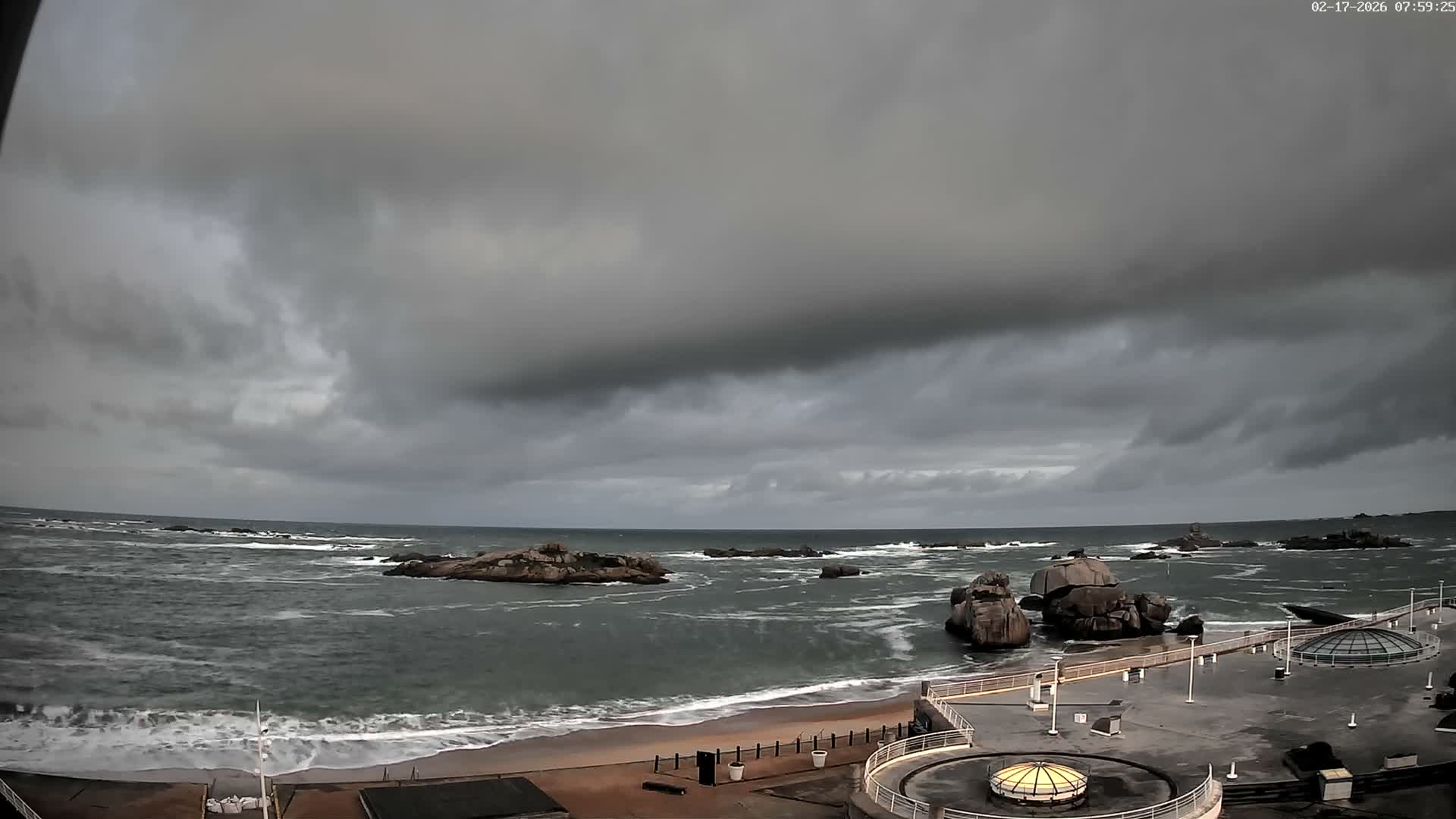 Trégastel, Plage du Coz - Pors Beach Live Cam - Lannion, Côtes-d'Armor, Bretagne, France