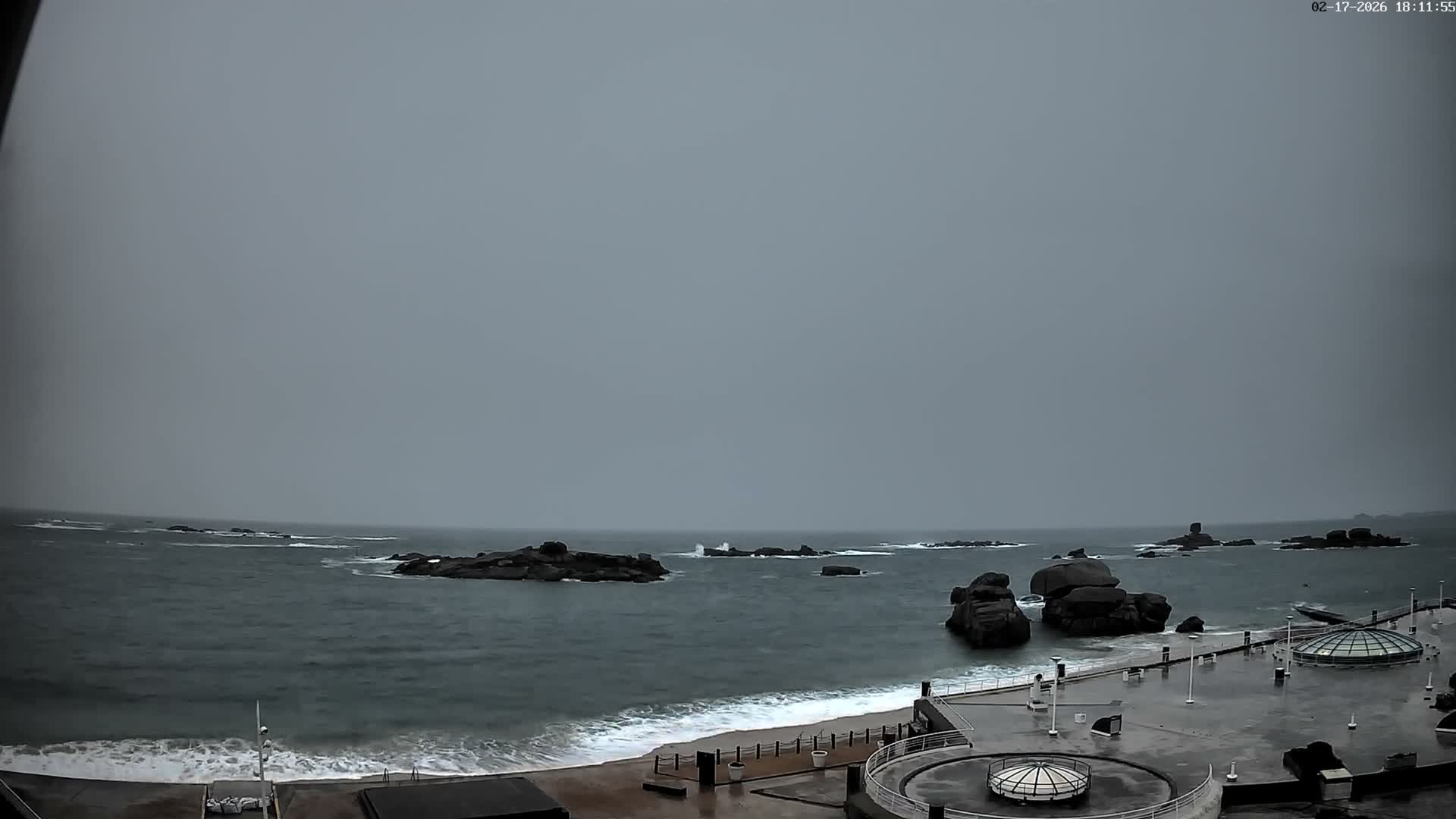 Trégastel, Plage du Coz - Pors Beach Live Cam - Lannion, Côtes-d'Armor, Bretagne, France