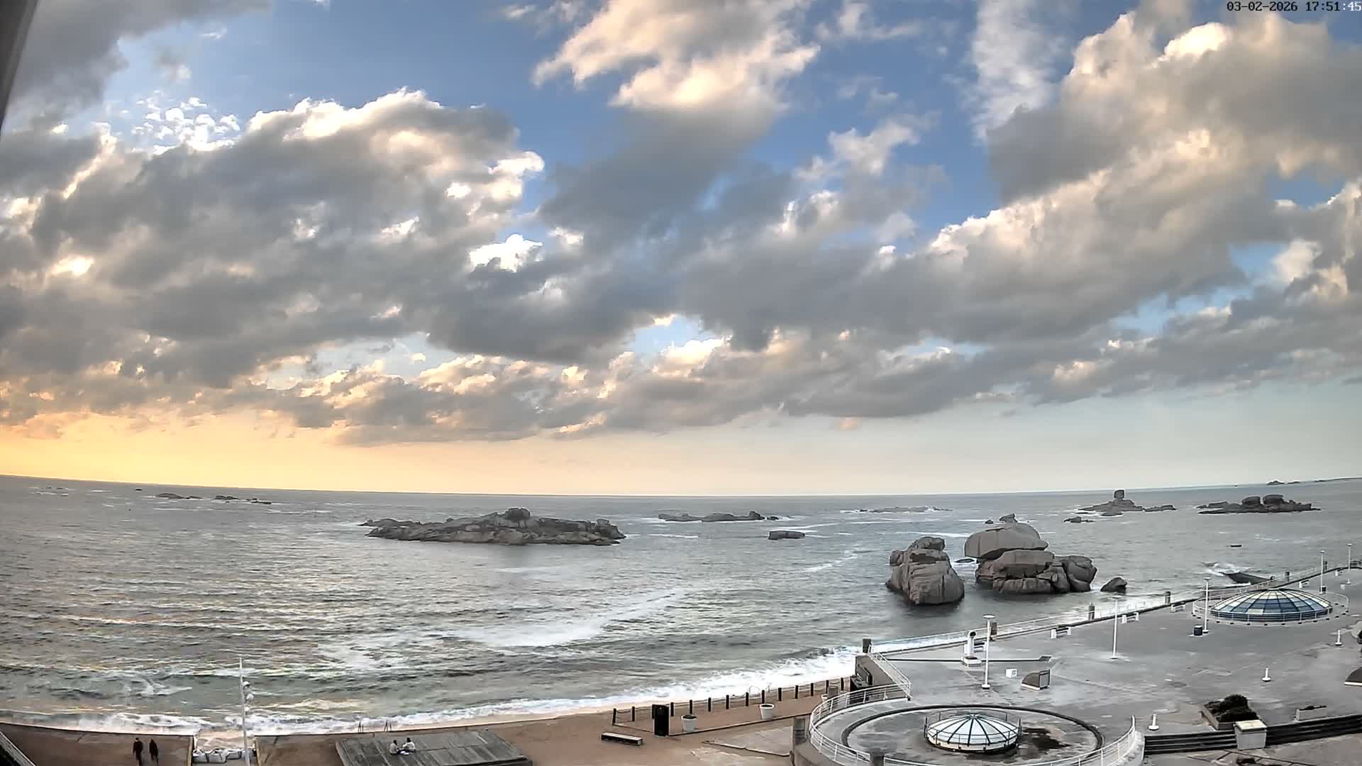 Trégastel, Plage du Coz - Pors Beach Live Cam - Lannion, Côtes-d'Armor, Bretagne, France