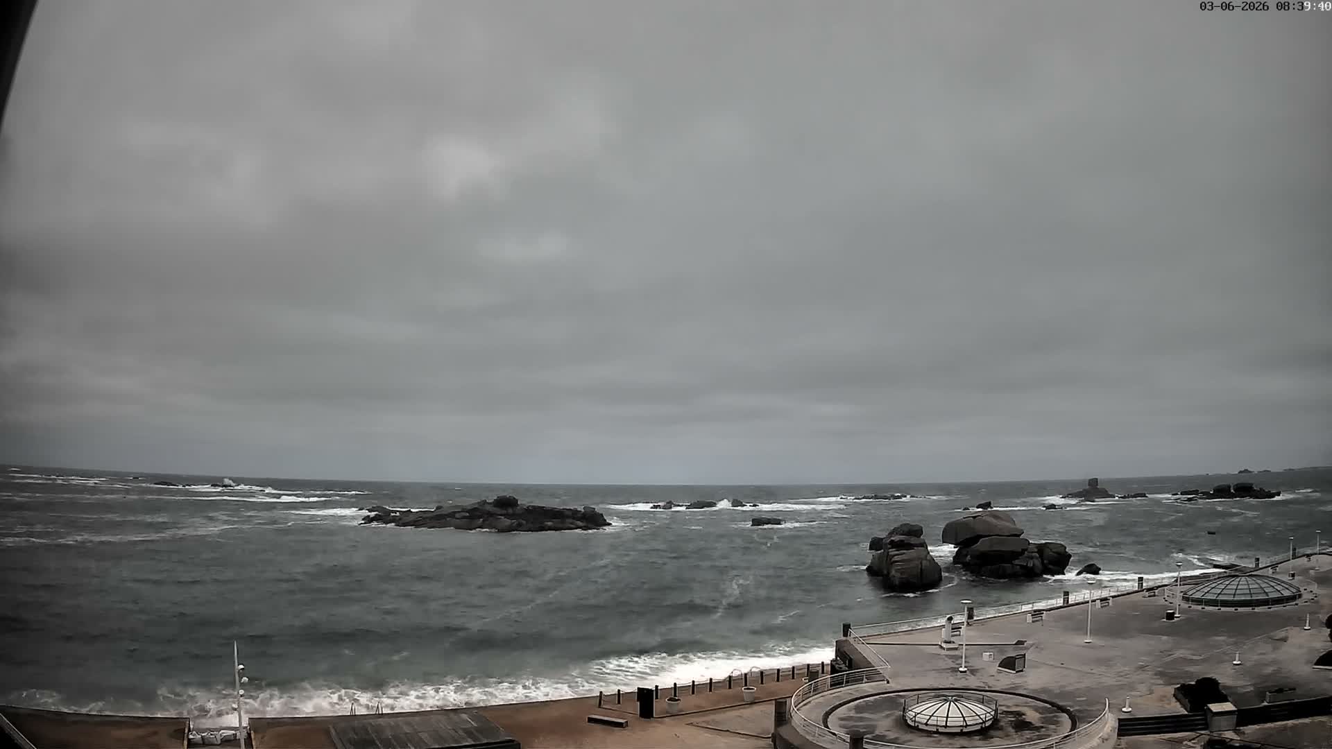 Trégastel, Plage du Coz - Pors Beach Live Cam - Lannion, Côtes-d'Armor, Bretagne, France