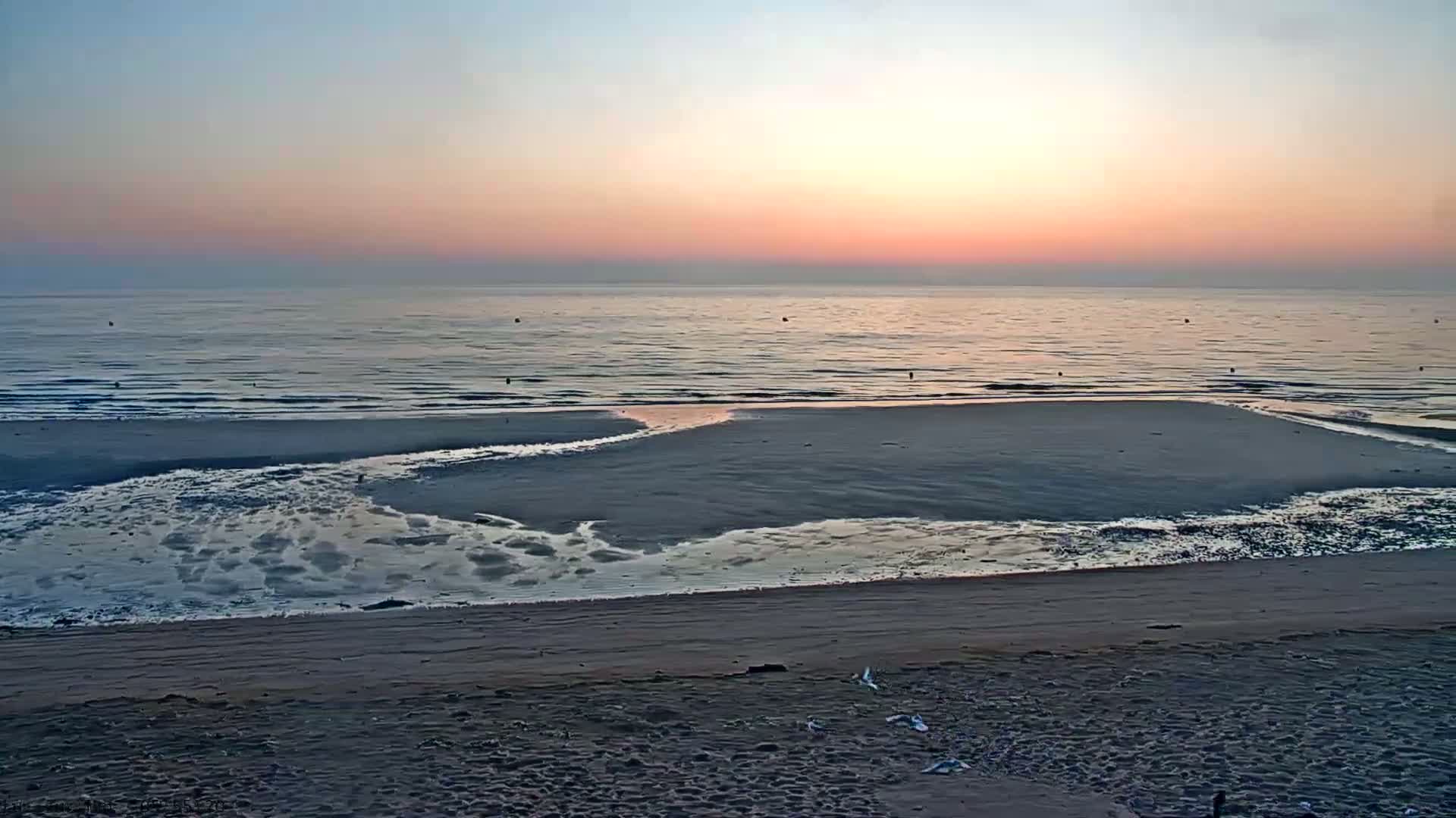 Plage de Luc-sur-Mer Beach Live Cam - Caen, Calvados, Normandie, France