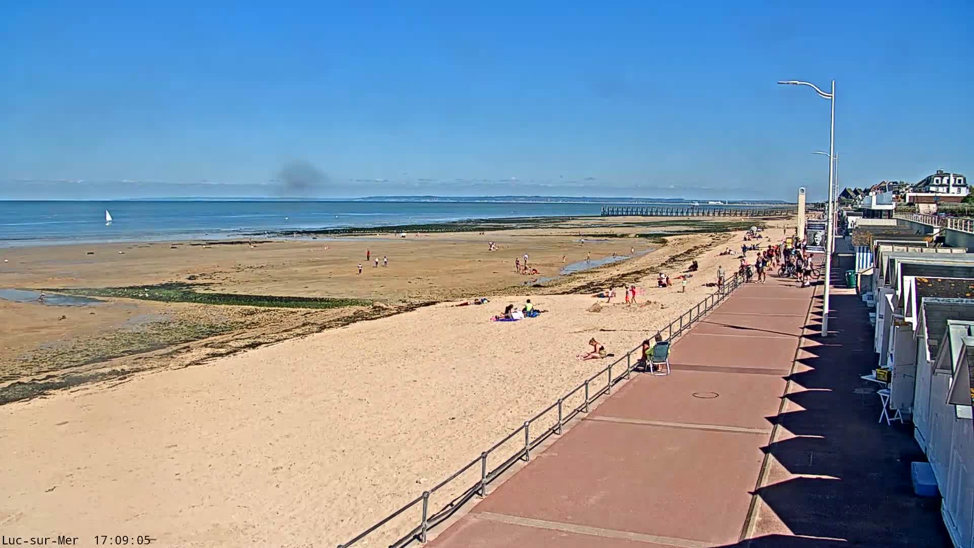 Plage de Luc-sur-Mer Beach Live Cam - Caen, Calvados, Normandie, France