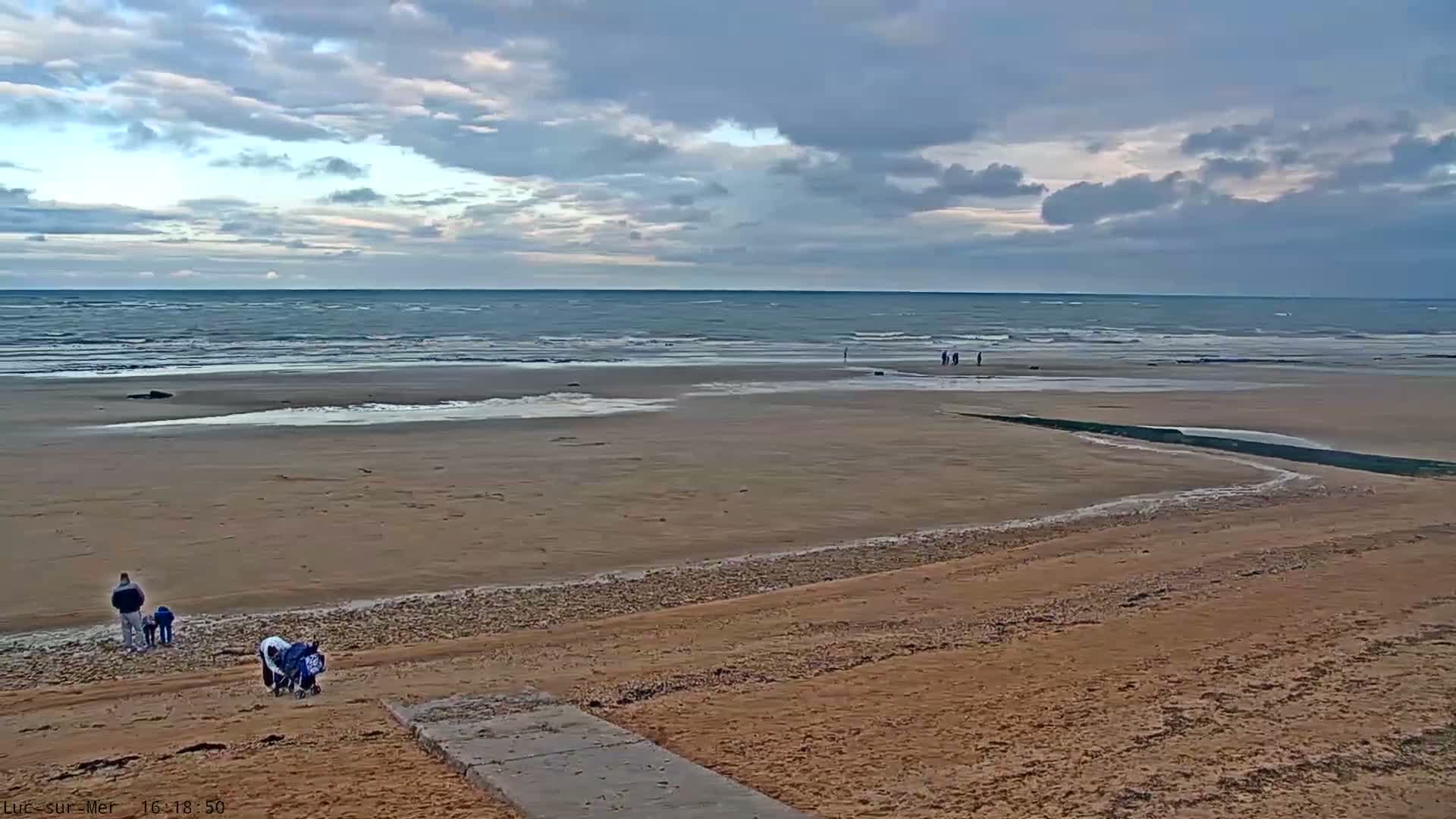 Plage de Luc-sur-Mer Beach Live Cam - Caen, Calvados, Normandie, France