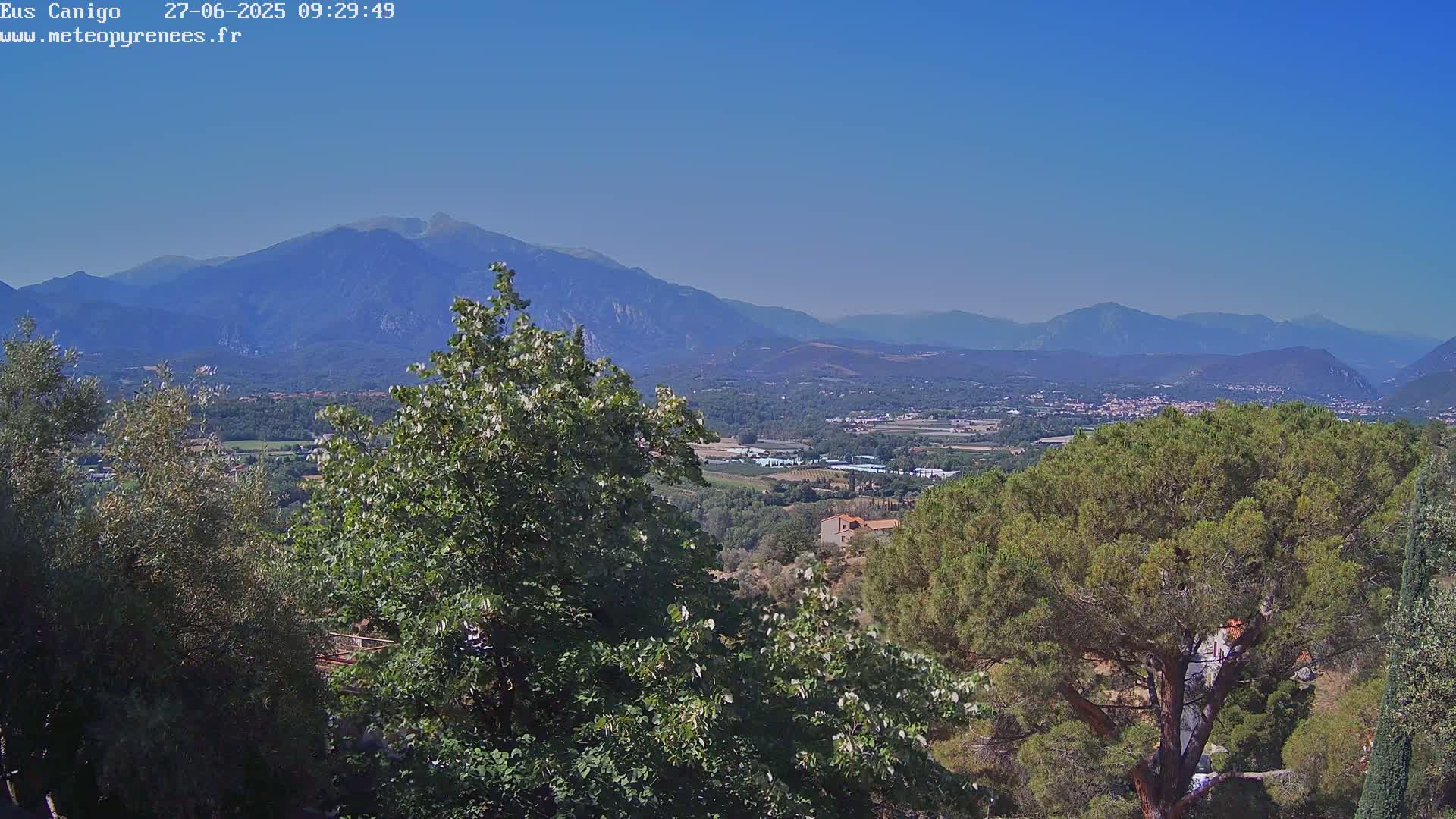 Eus Village & Prades City Skyline & Canigo Mountain View Live Cam - Prades, Pyrenees-Orientales, Occitanie, France