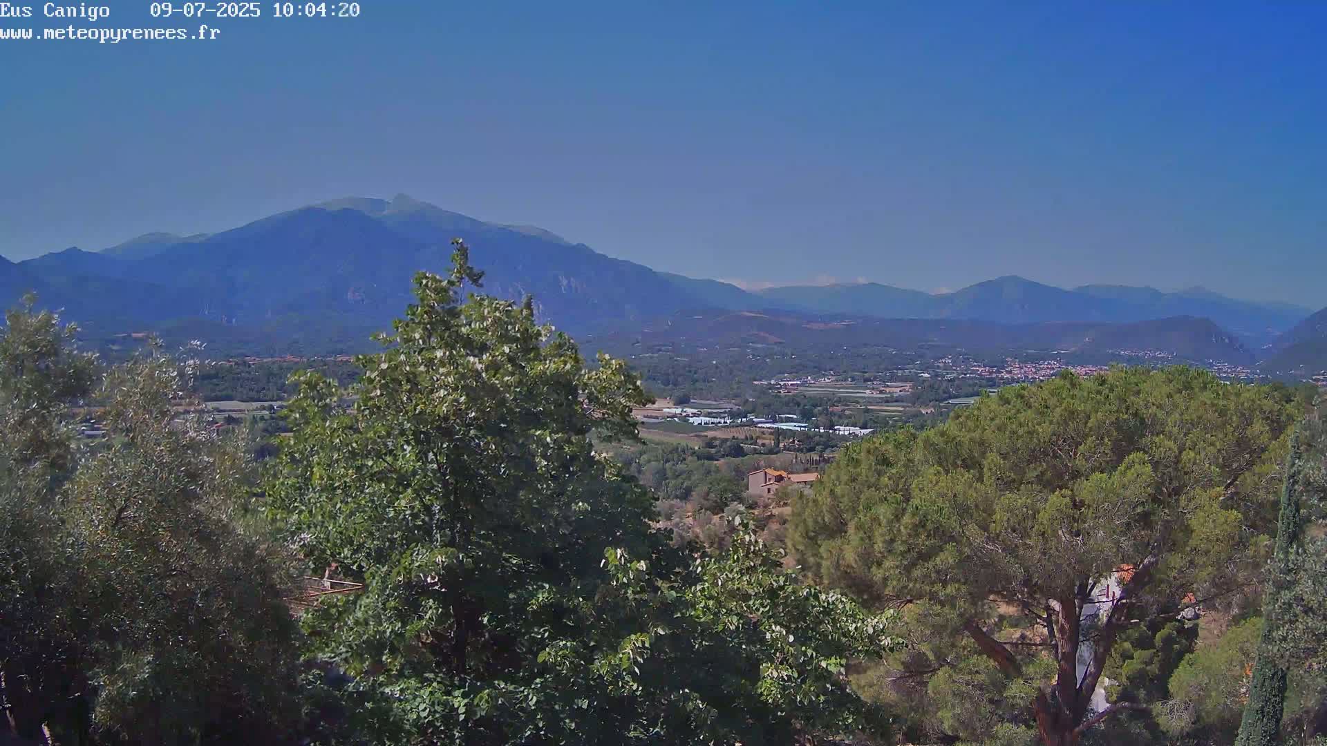 Eus Village & Prades City Skyline & Canigo Mountain View Live Cam - Prades, Pyrenees-Orientales, Occitanie, France