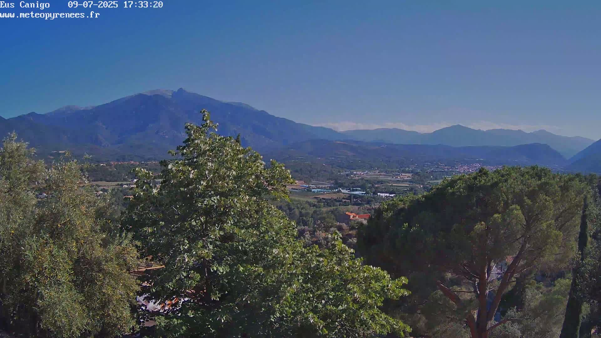 Eus Village & Prades City Skyline & Canigo Mountain View Live Cam - Prades, Pyrenees-Orientales, Occitanie, France