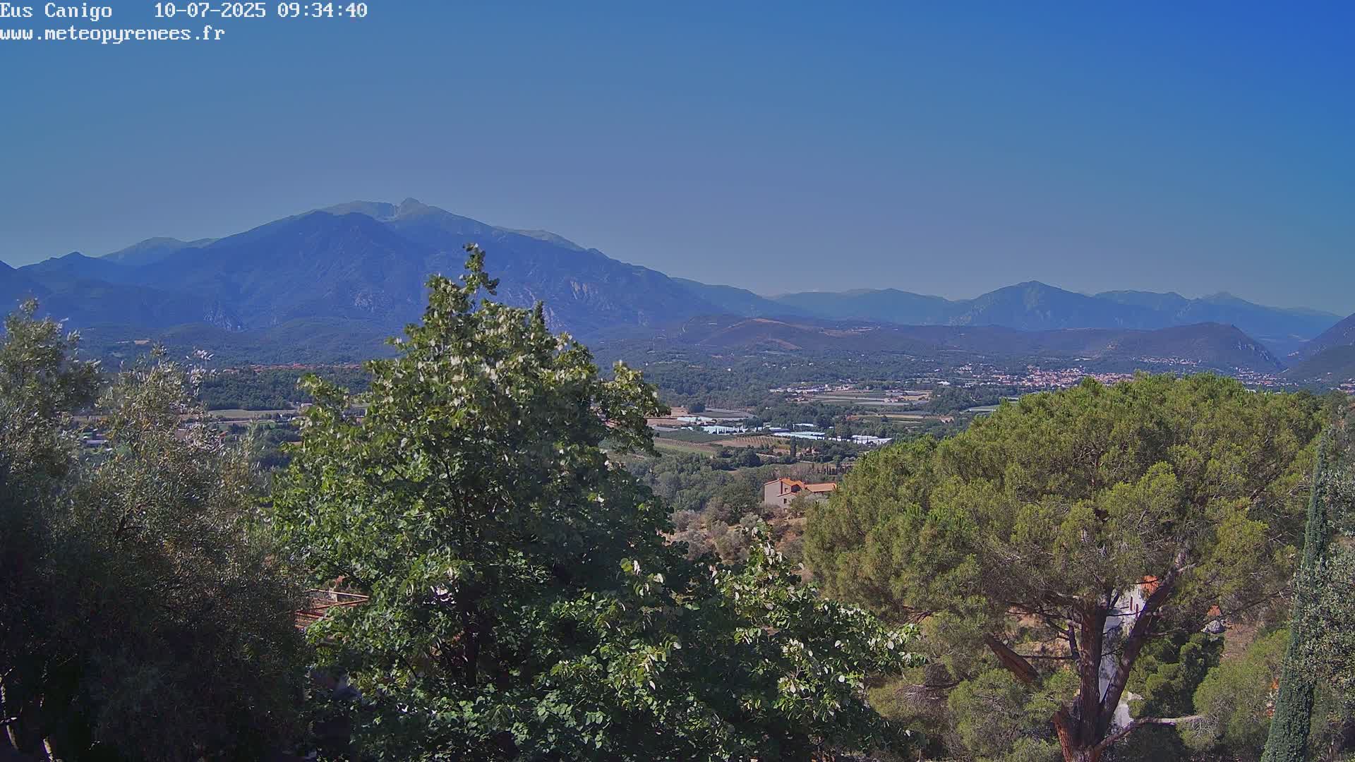 Eus Village & Prades City Skyline & Canigo Mountain View Live Cam - Prades, Pyrenees-Orientales, Occitanie, France