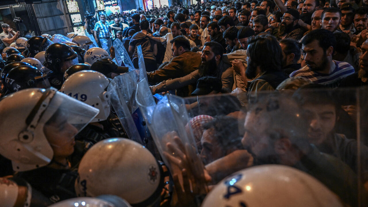Istanbul Protests Erupt Over Prophet Muhammad Cartoon Publication