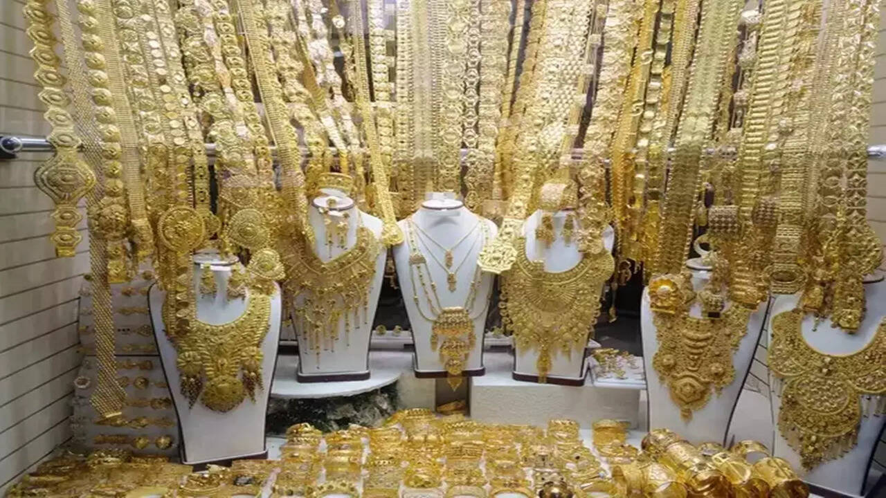 UAE Gold Prices Surge: 22K Gold Exceeds Dh370 - Buy Now or Wait?