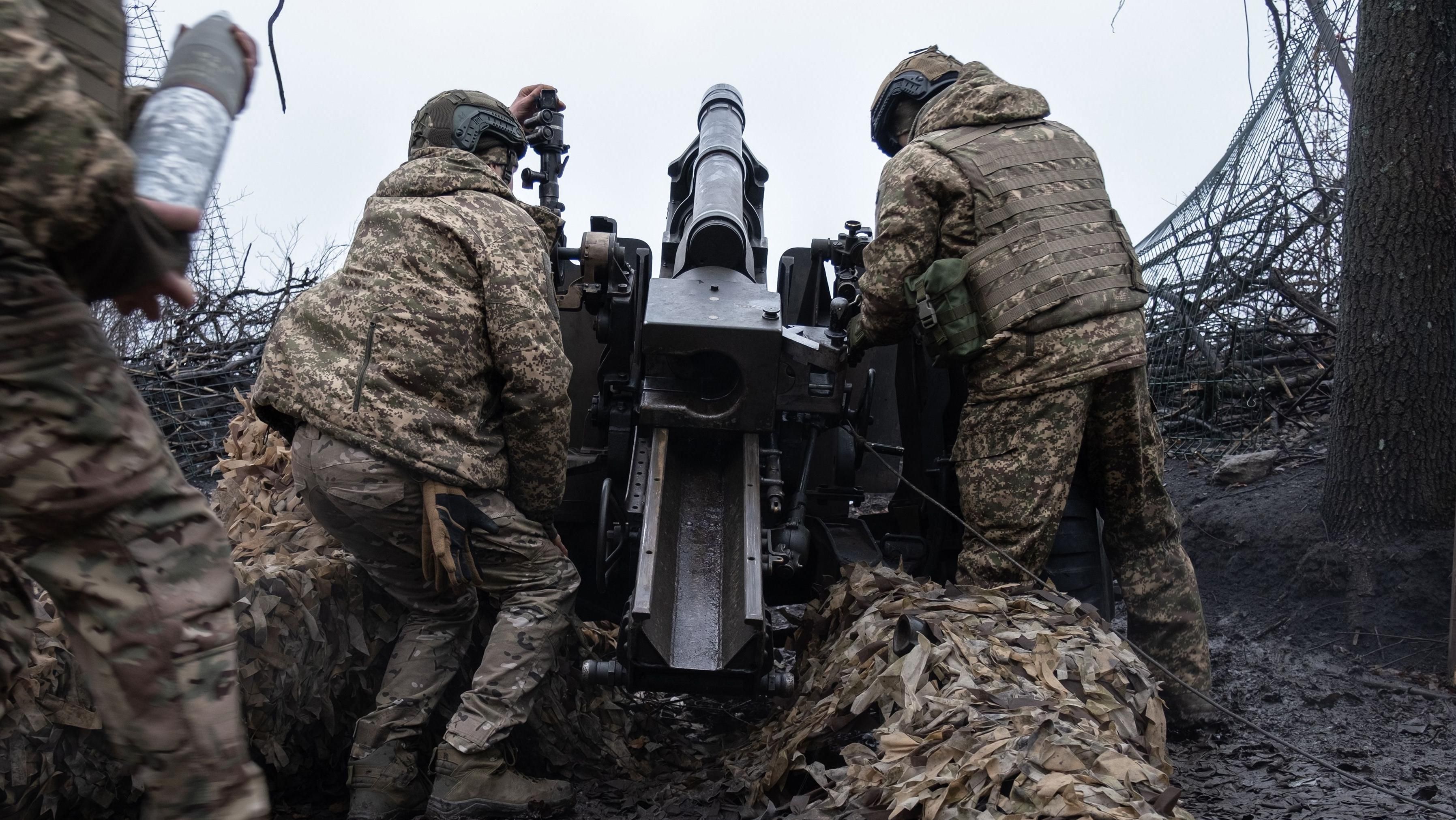 Ukraine Fears Escalation Amid US Weapons Supply Halt - BBC News Analysis