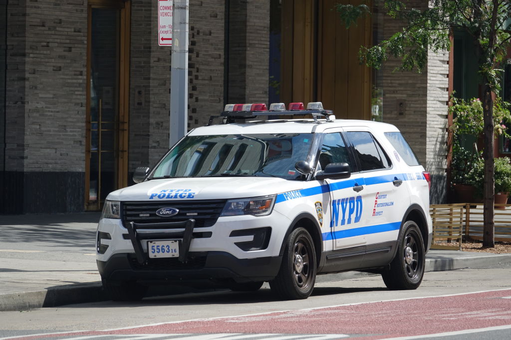 Car crashes into fence as driver allegedly evades police in Brooklyn: NYPD