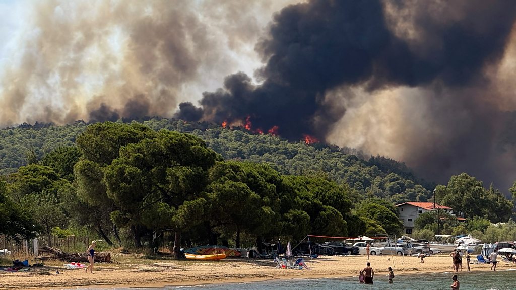Crete Wildfire: Thousands Evacuated as Blaze Rages Near Ierapetra