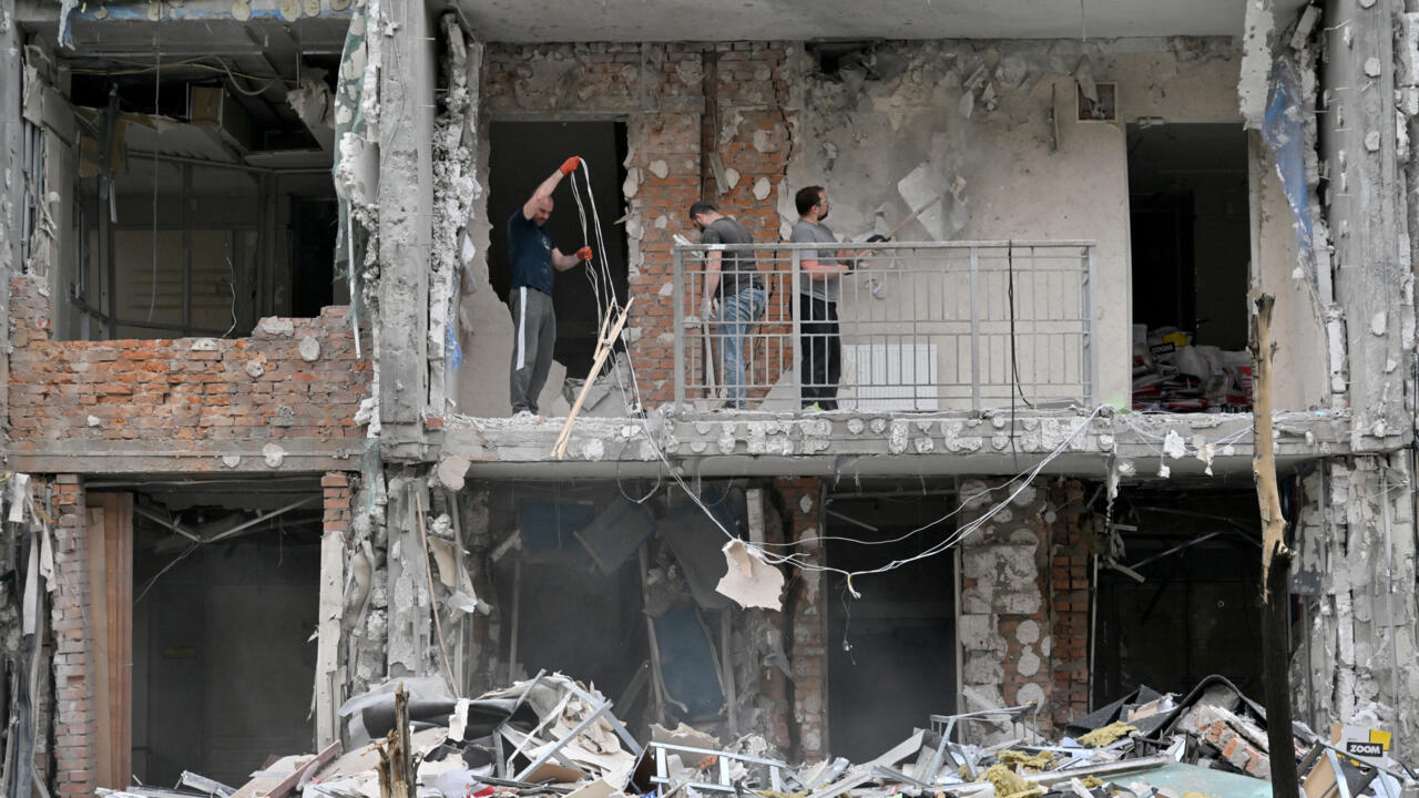 Kyiv Under Intense Drone Attack: Putin Ignores Trump's Truce Offer Amidst Record Missile Barrage