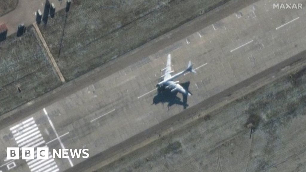 Ukrainian Air Force Strikes Russian Drone Operators with 226-Kg Bomb | Video Footage Emerges