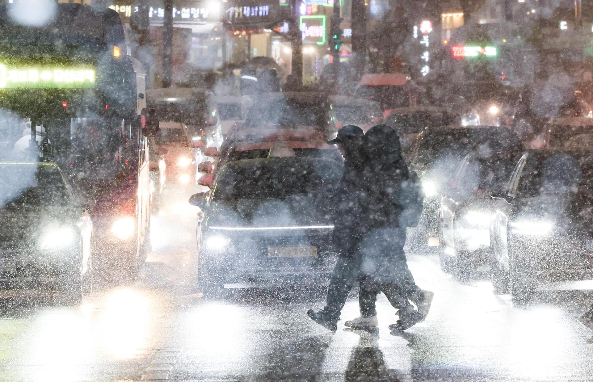 Heavy Snow Paralyzes Seoul & Capital Region Commute; Emergency Response Activated Amidst Icy Road Warnings for Friday