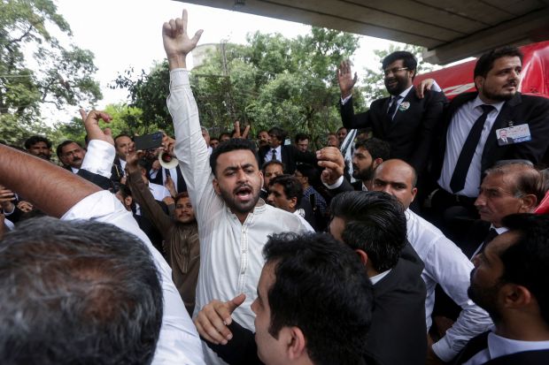 Pakistan: Police Arrest Over 200 Protesters Demanding Imran Khan's Release