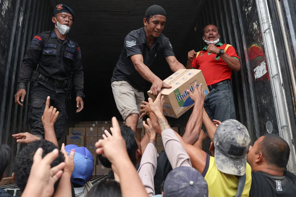 Indonesia Floods: Military Boosts Sumatra Relief Efforts Amid VP's Apology as Death Toll Exceeds 860