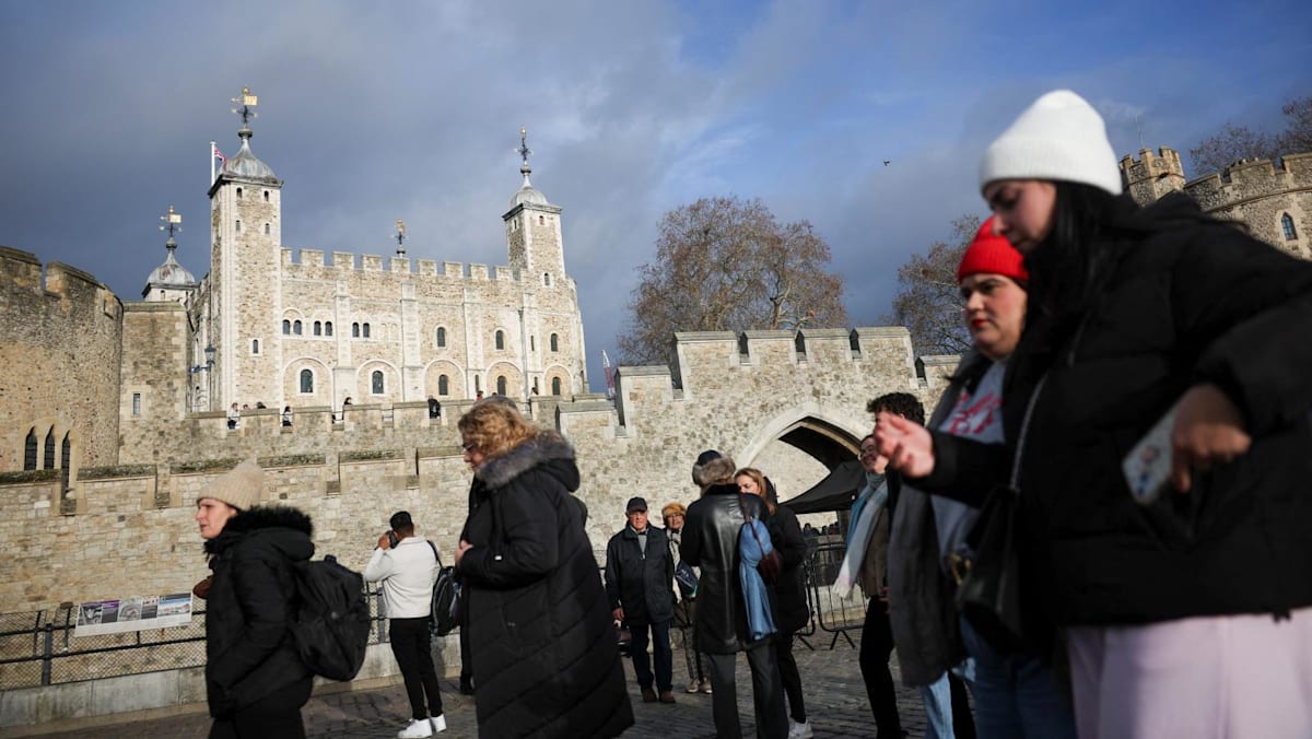 Four Arrested After Food Attack on Britain's Crown Jewels Display at Tower of London