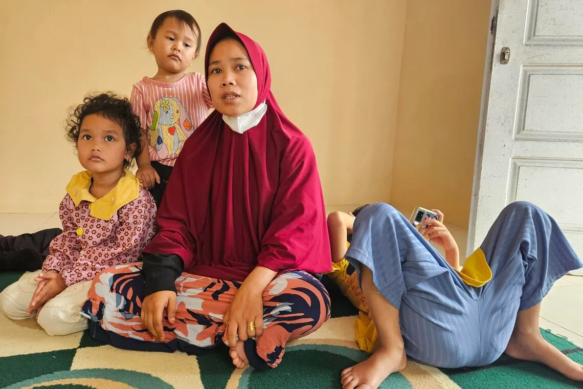 Sumatra Cyclone Senyar: Devastating Flash Floods Kill 916, Widows Families in West Sumatra Amid Environmental Concerns