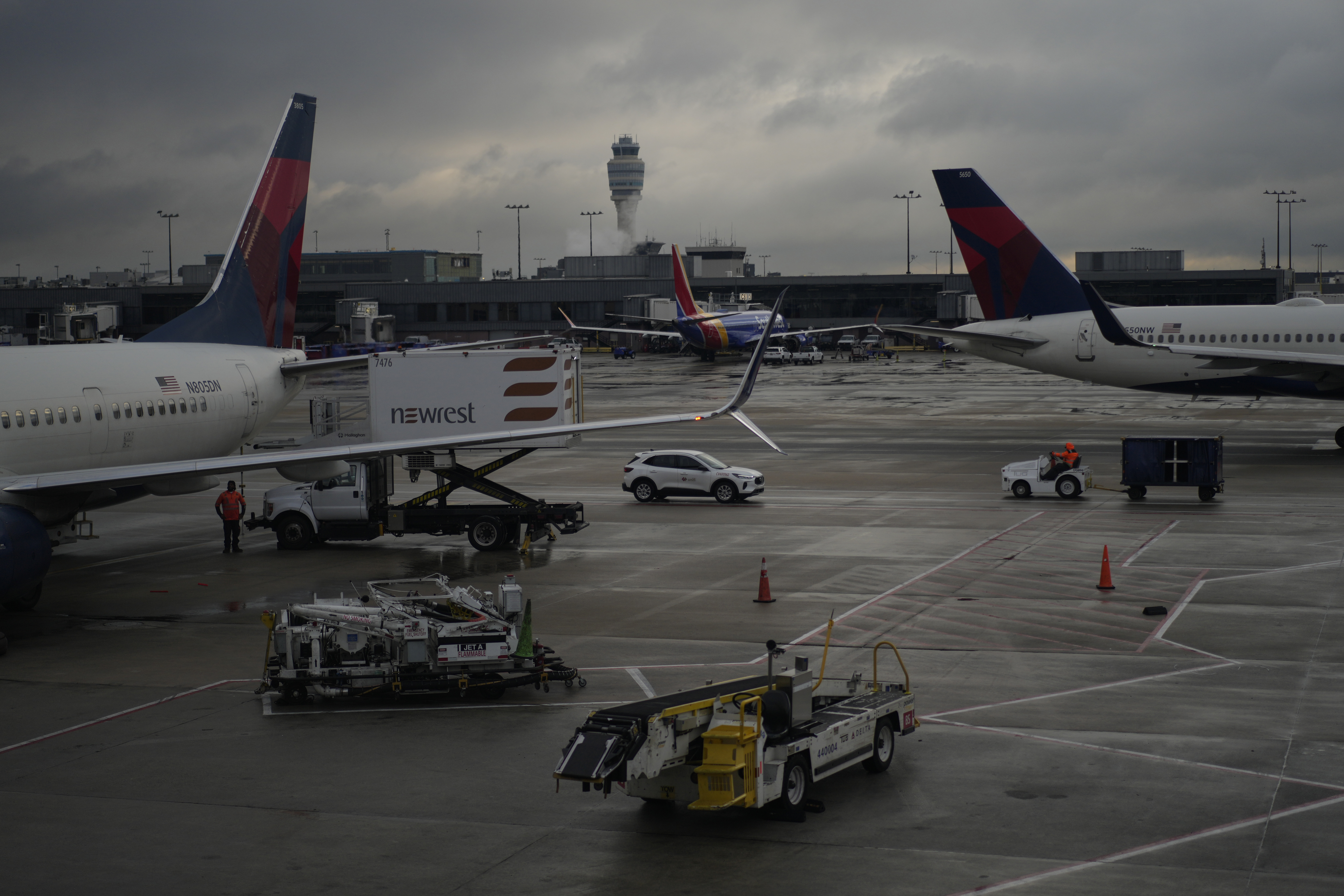 Delta Plane Wing Clips Empty Aircraft at Atlanta Gate: Incident Details
