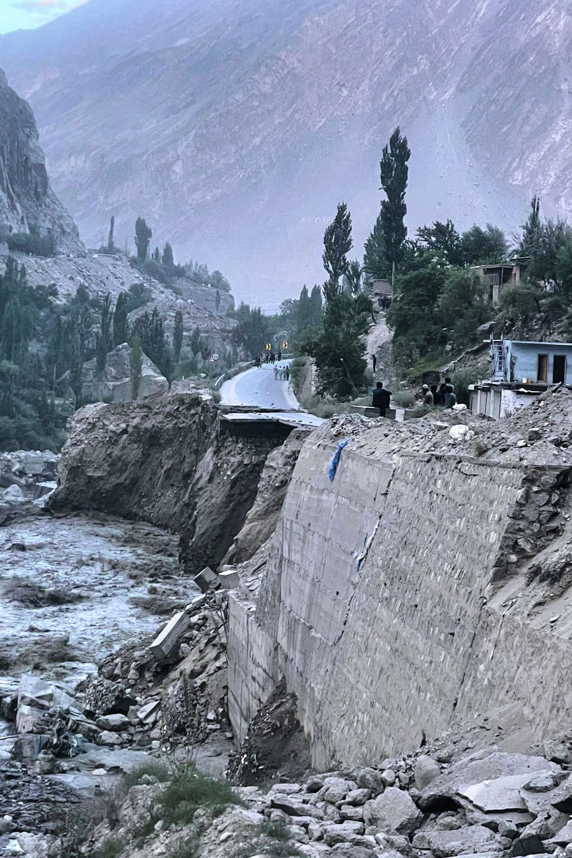 Pakistan Mudslide: 7 Volunteers Killed Repairing Flood Damage in Gilgit