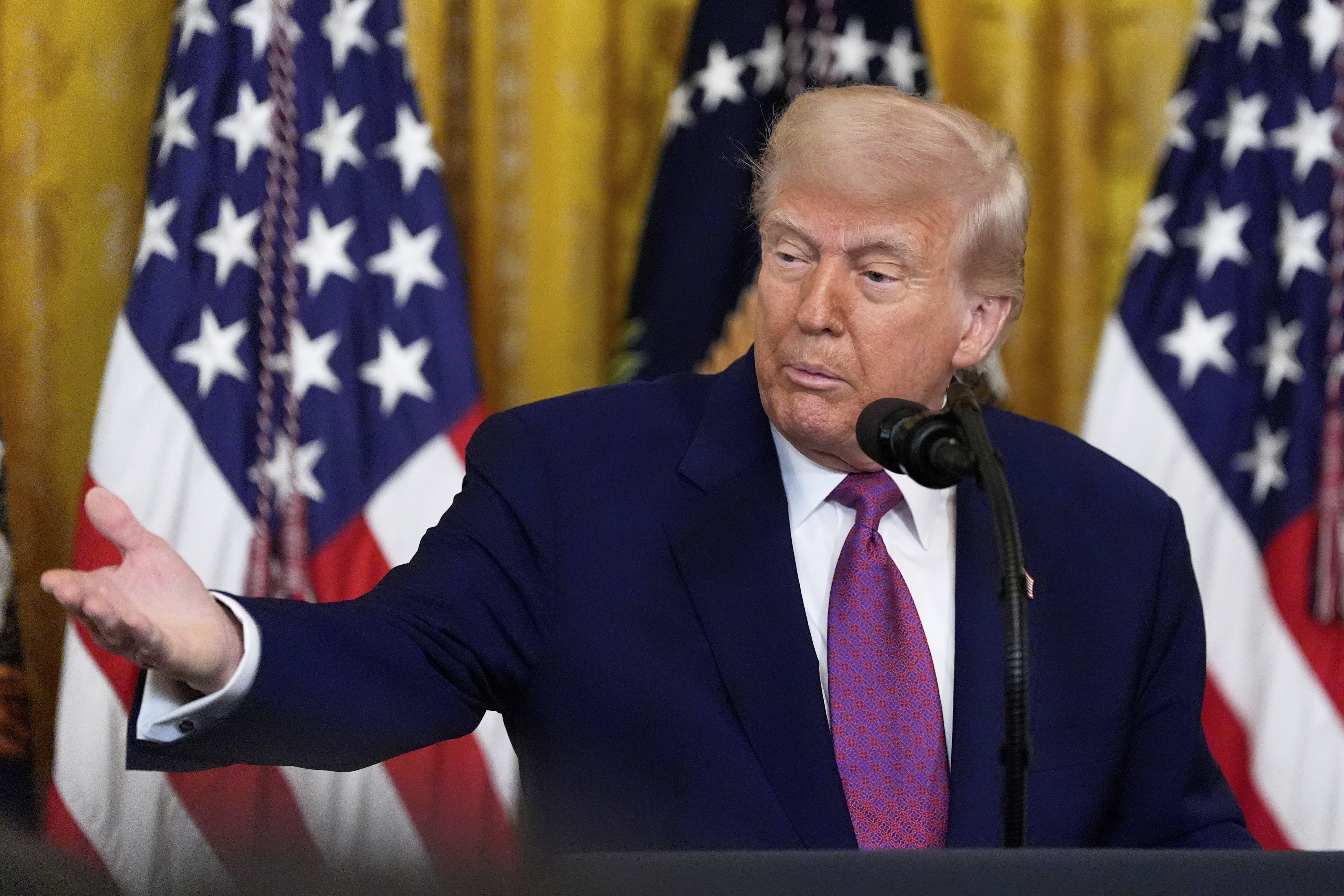 Trump Blasts Fed's Powell as 'Numbskull,' Demands Rate Cuts