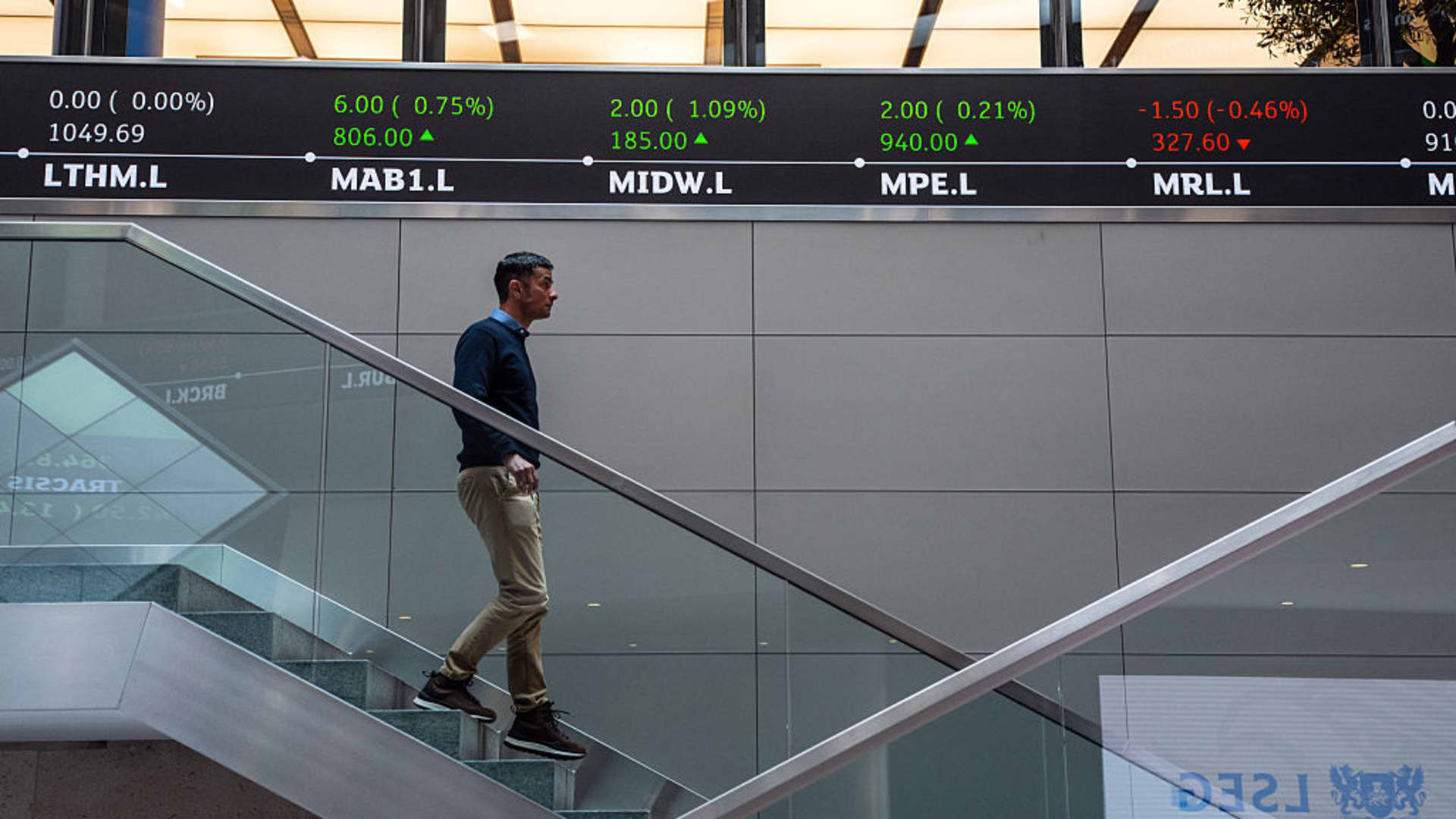 European Stocks Face Decline on AI Valuation Fears, Global Economic Headwinds, and Shifting Fed Rate Cut Expectations