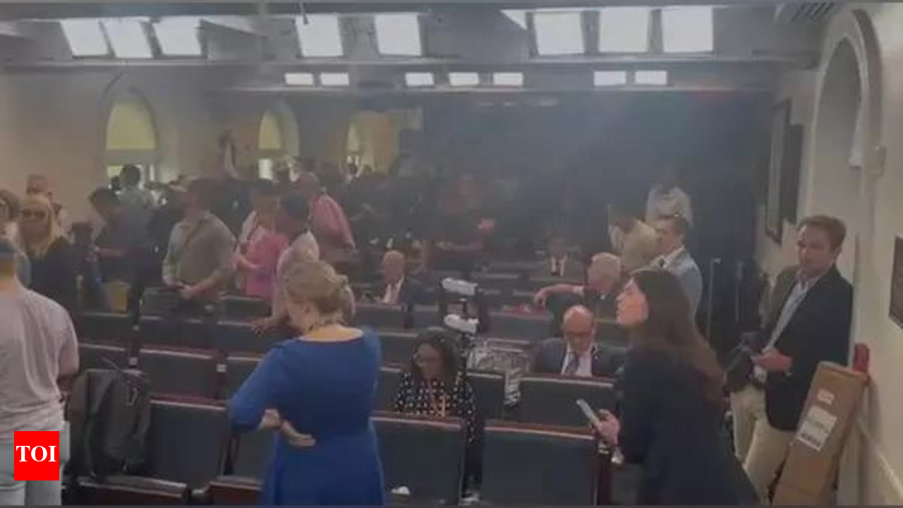 White House Lockdown: Phone Thrown Over Fence Causes Security Breach