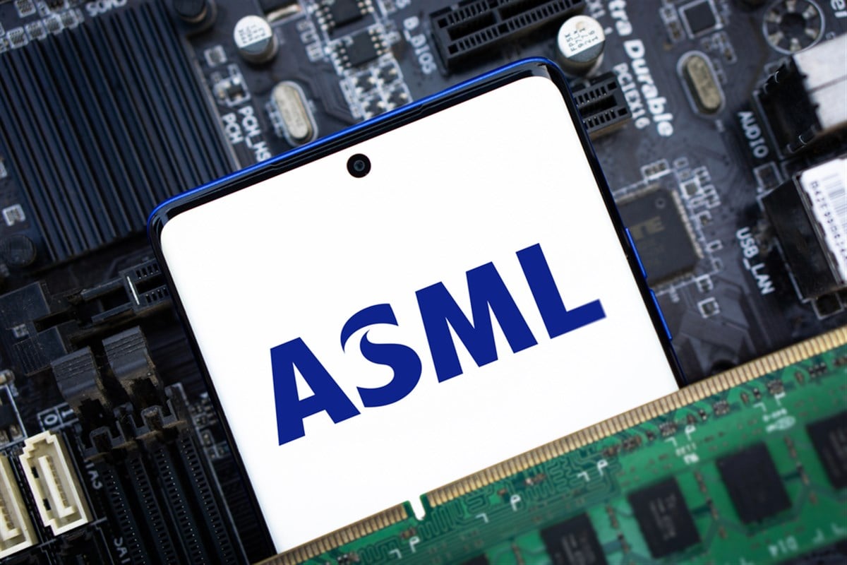 ASML Stock Plummets as 2026 Growth Outlook Uncertain