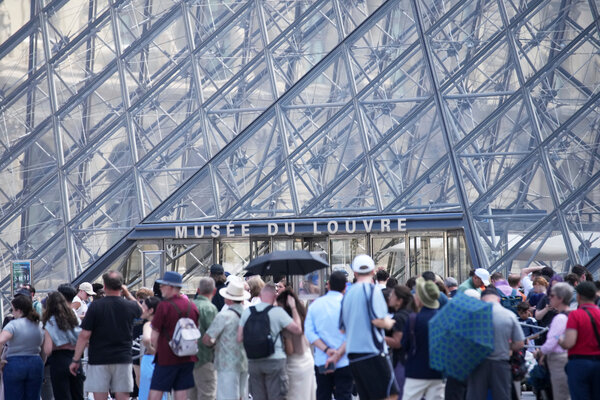 Louvre Museum in Paris Closes Amid Staff Protests Over Overcrowding