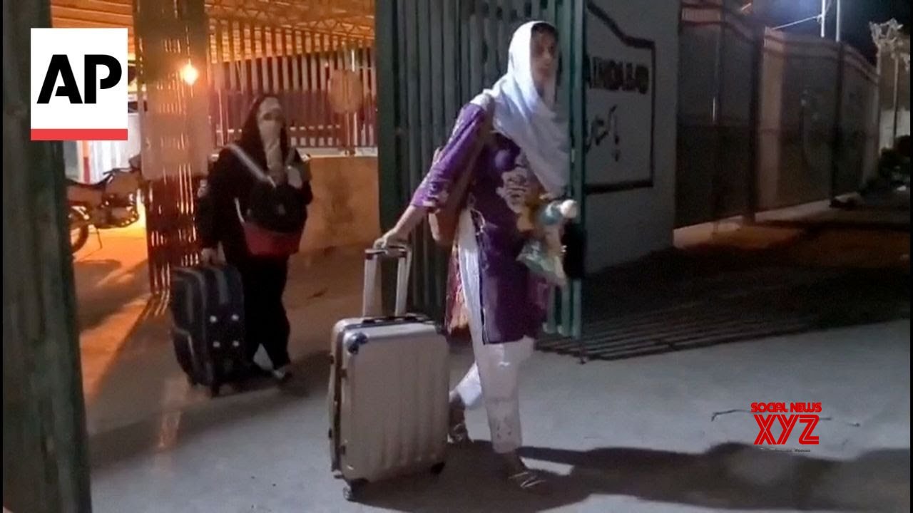 Pakistani Nationals Arrive at Taftan Border Crossing from Iran
