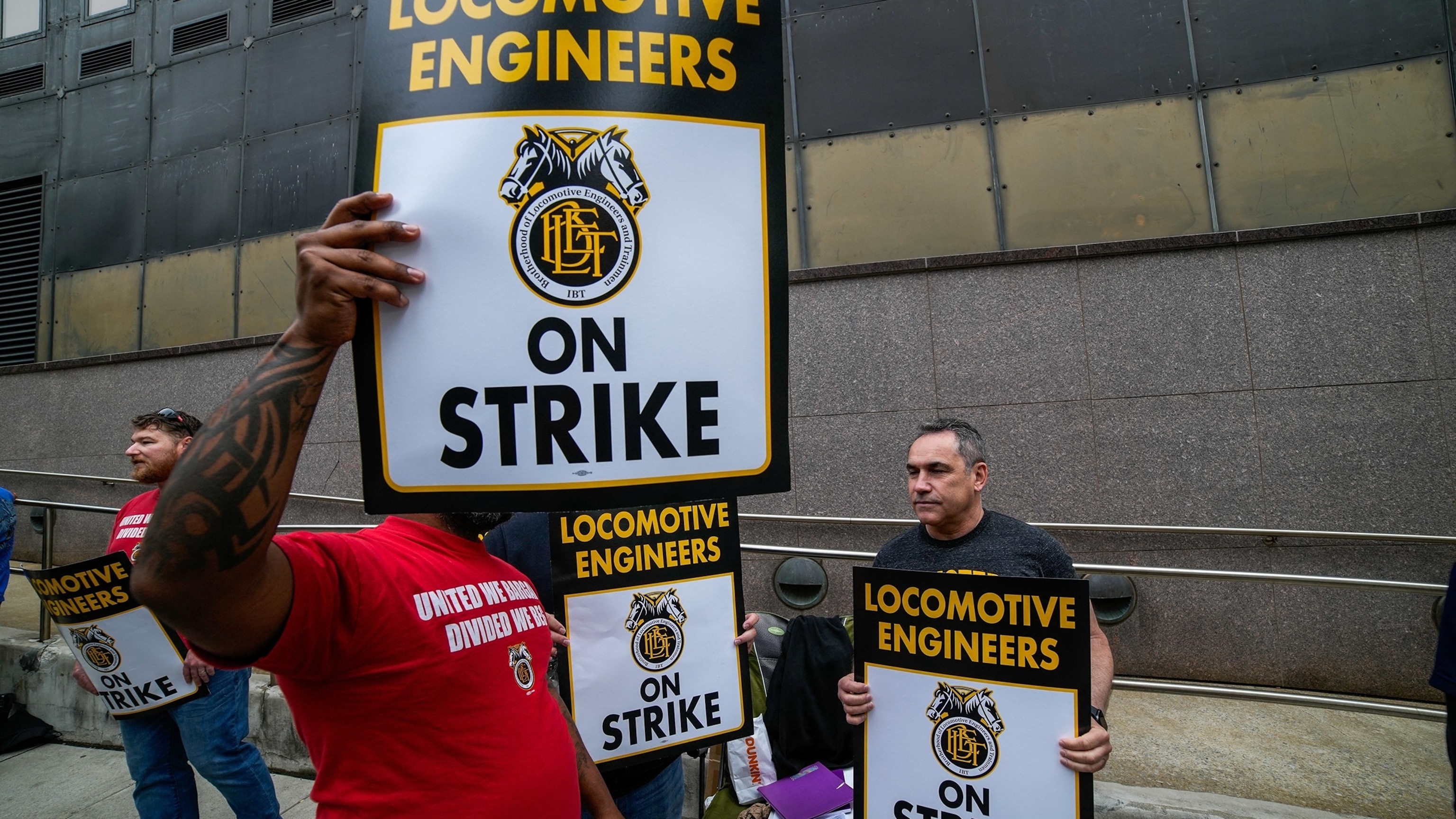 New Jersey Train Engineers End Strike with Tentative Agreement After 40 Years