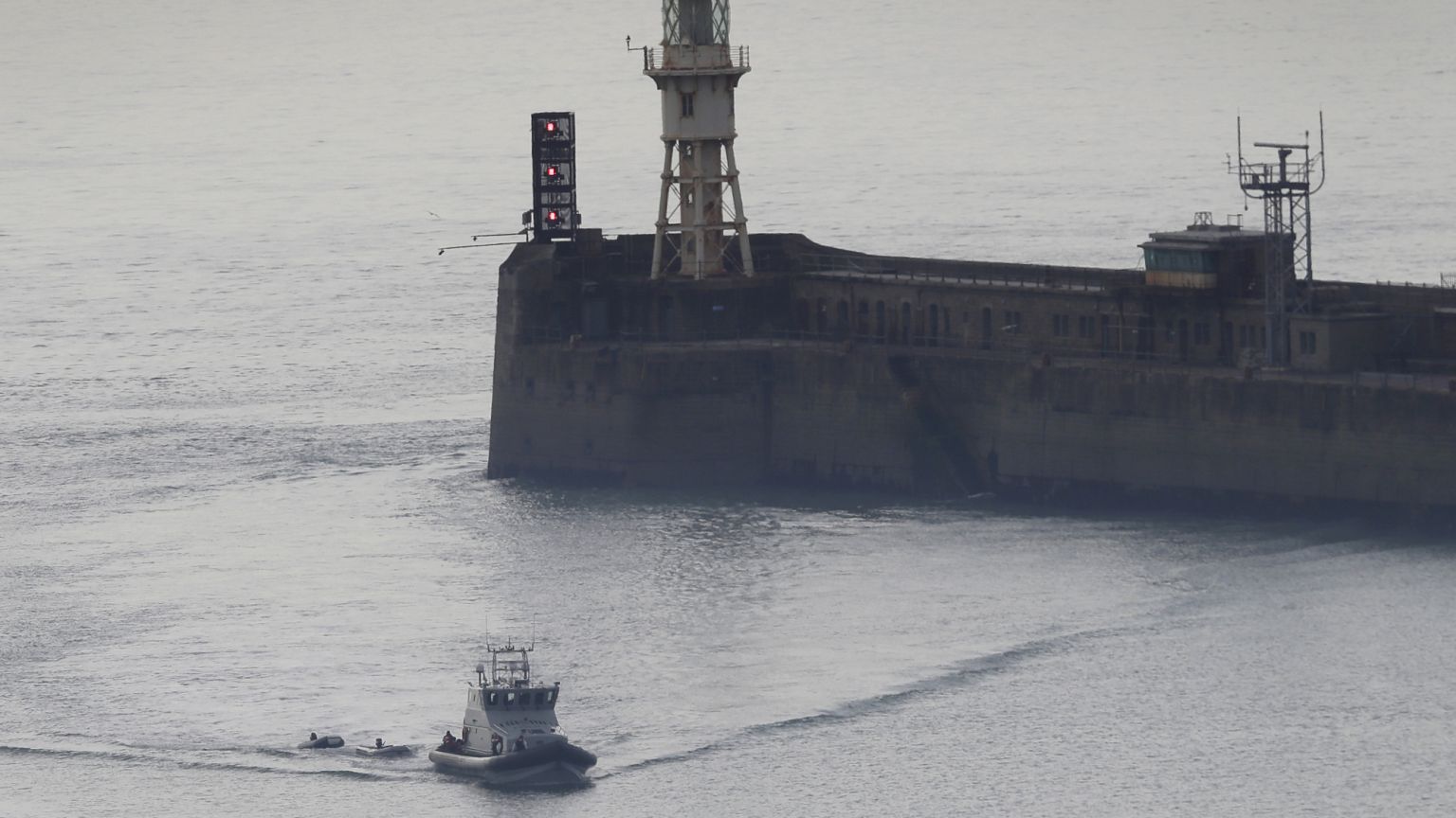 Migrant Boat Sinks in English Channel: One Person Dead