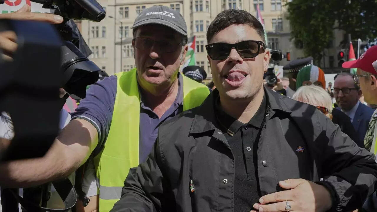 Kneecap in UK Court: Terror Charge Over Flag, Supporters Rally